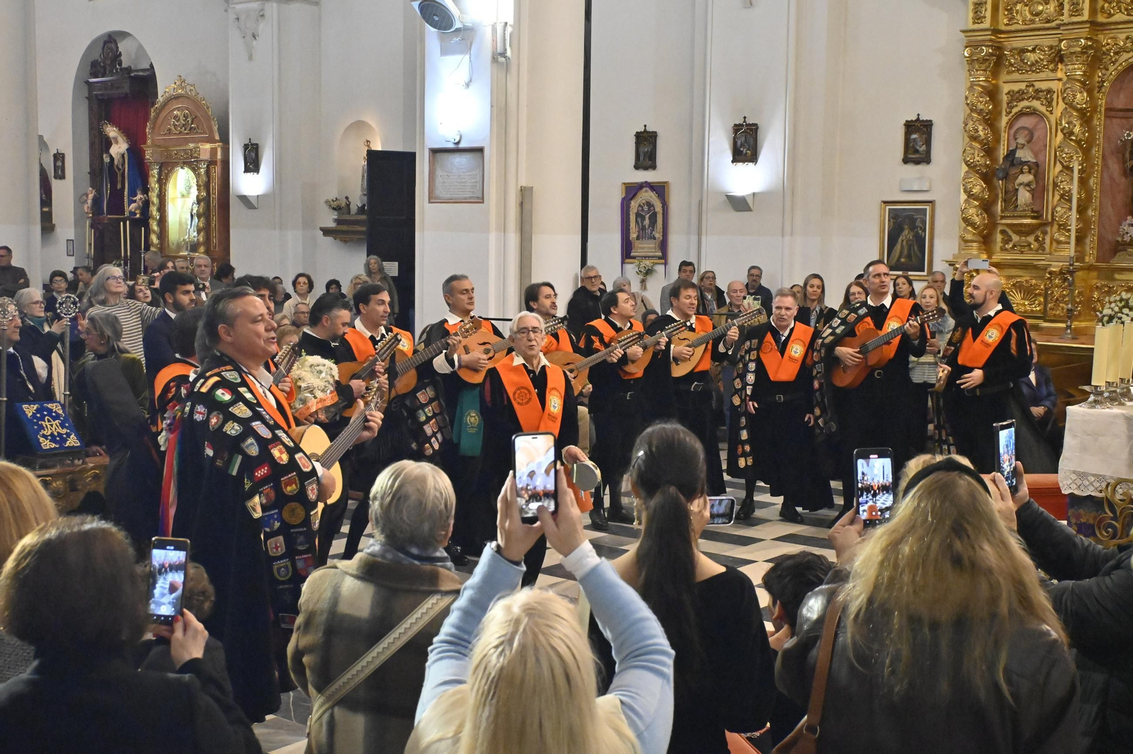Imágenes de la tradicional tuna de empresariales tocando en el monumento de la Inmaculada