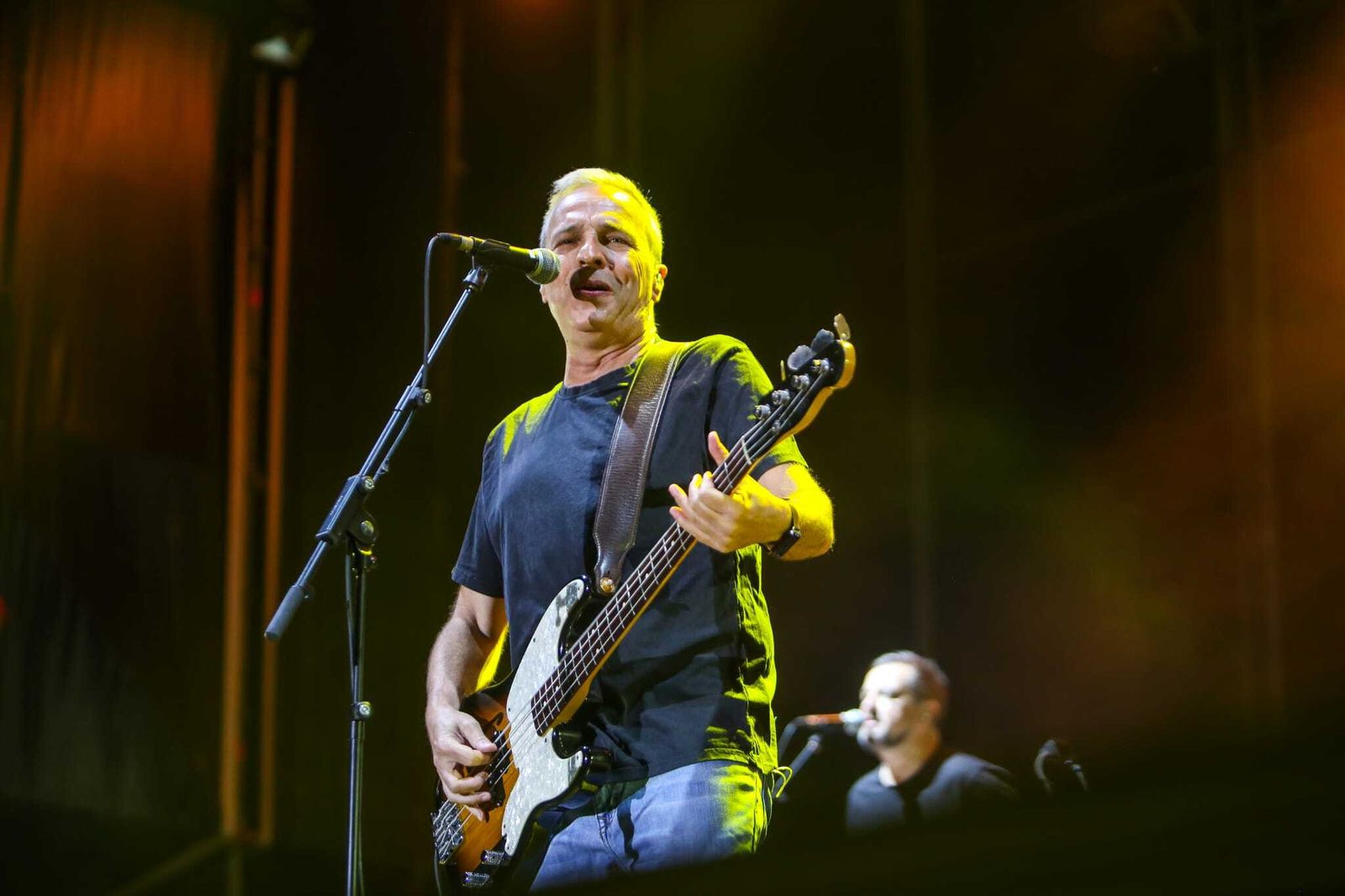 David Summers, vocalista de Hombres G, en el concierto de Sancti Petri.