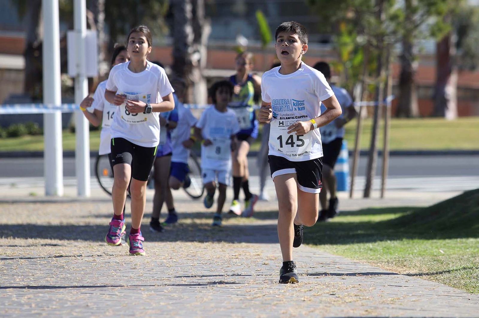 Imágenes de la carrera infantil previa a la "10K Puerta del Descubrimiento"