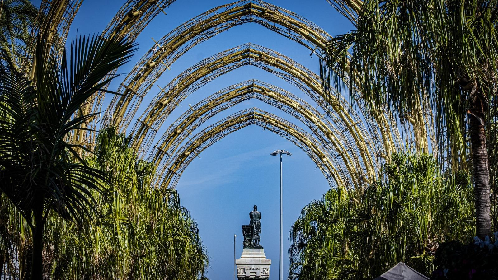 Una imagen de los arcos instalados en la plaza de San Juan de Dios de Cádiz con motivo de la Navidad 2025.