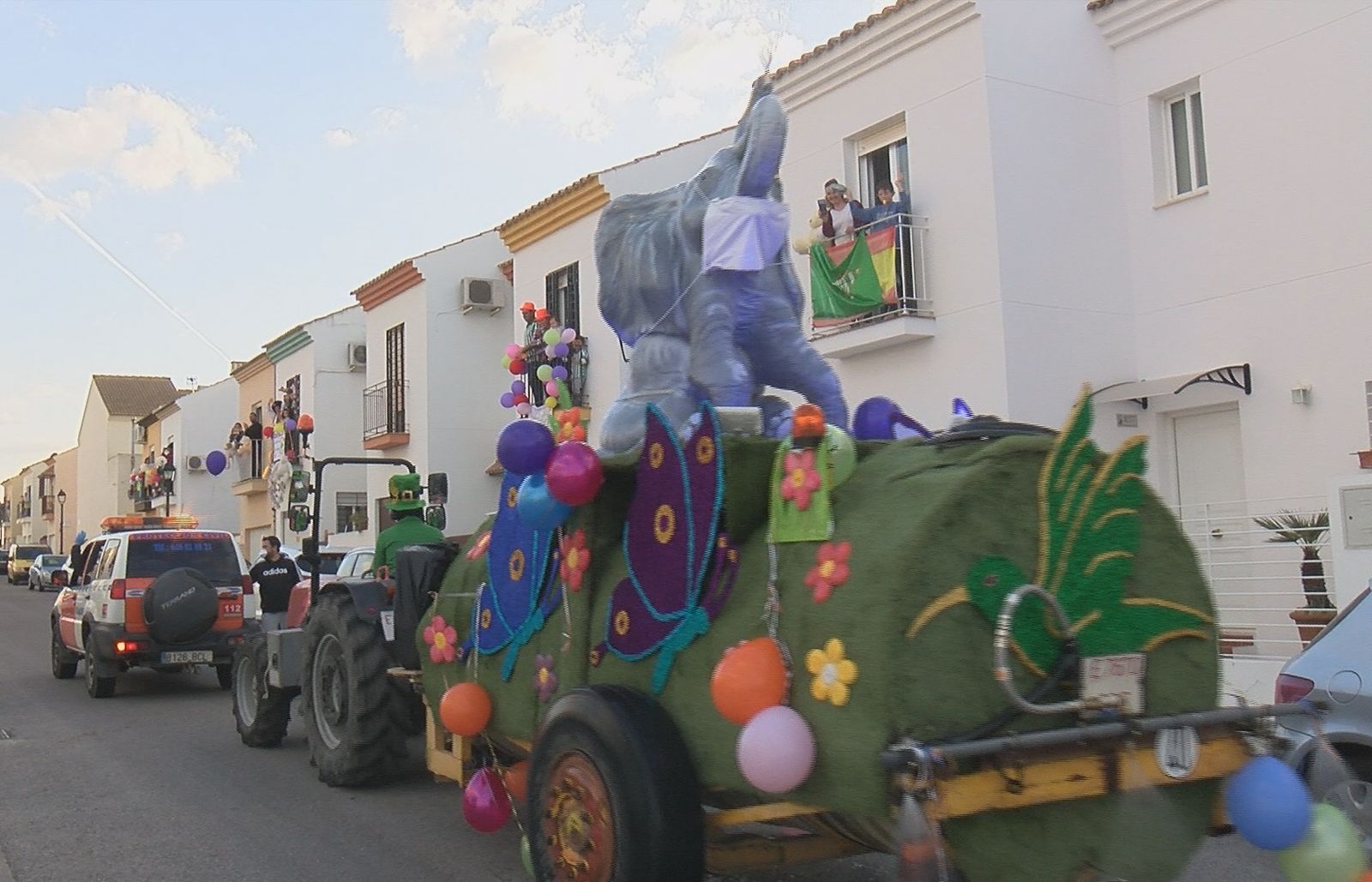 Vehículo de desinfección decorado para el homenaje a los niños por las calles de Gines.