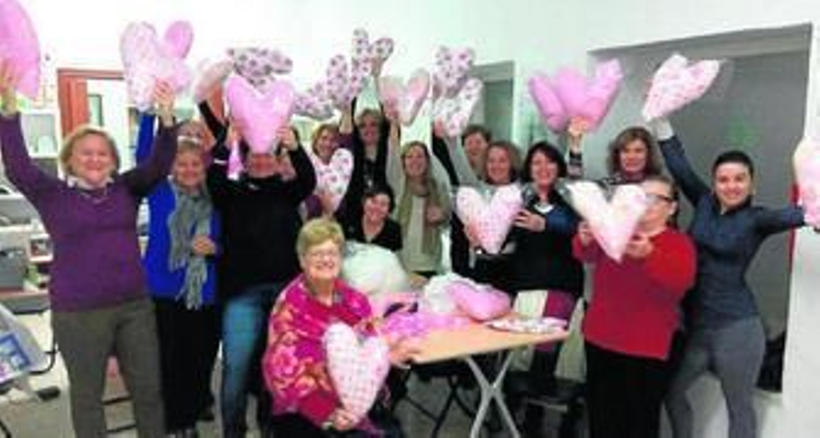 Voluntarias de la AECC de San Fernando con cojines que han confeccionado recientemente.