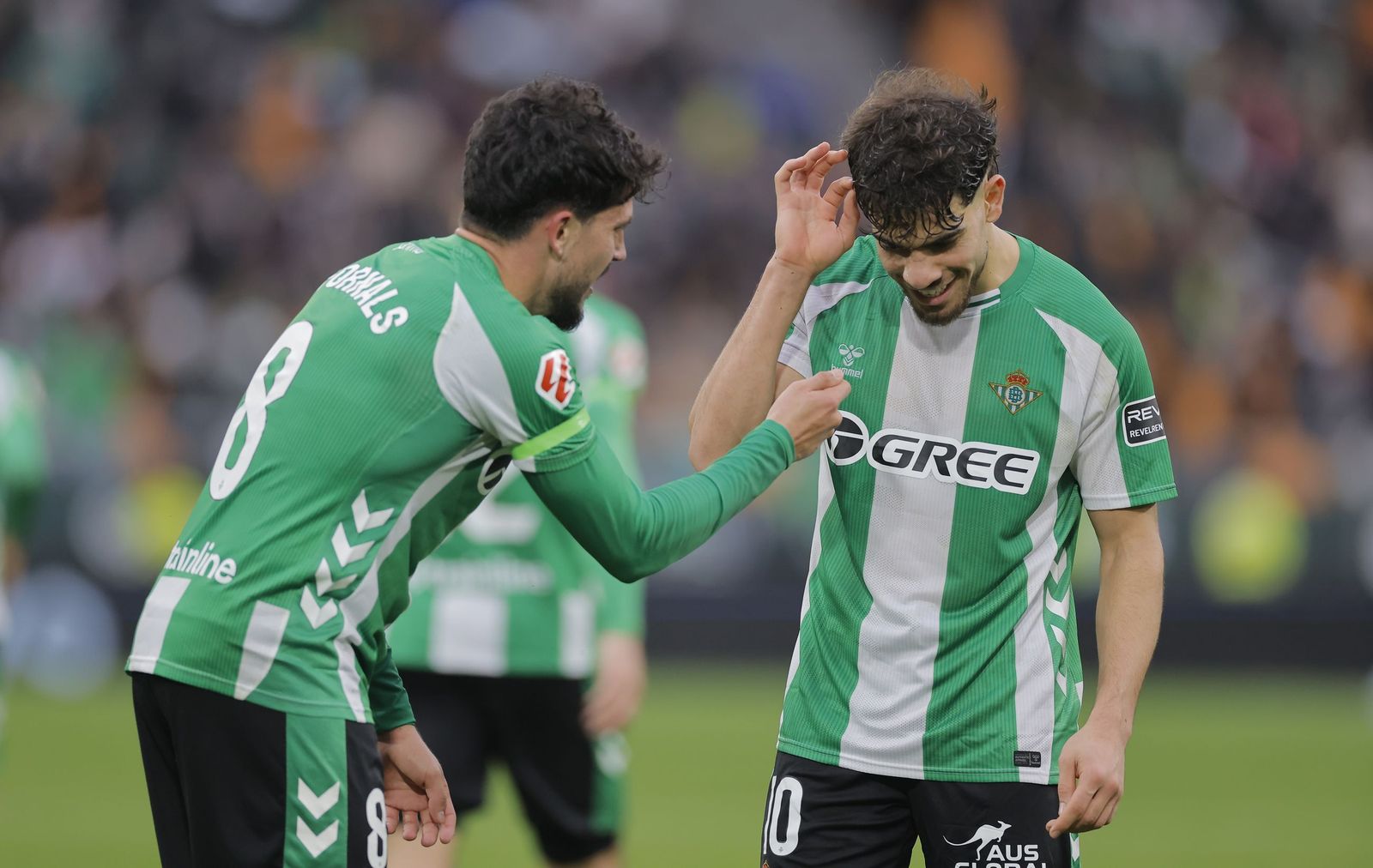 Fornals celebra su gol con Abde.