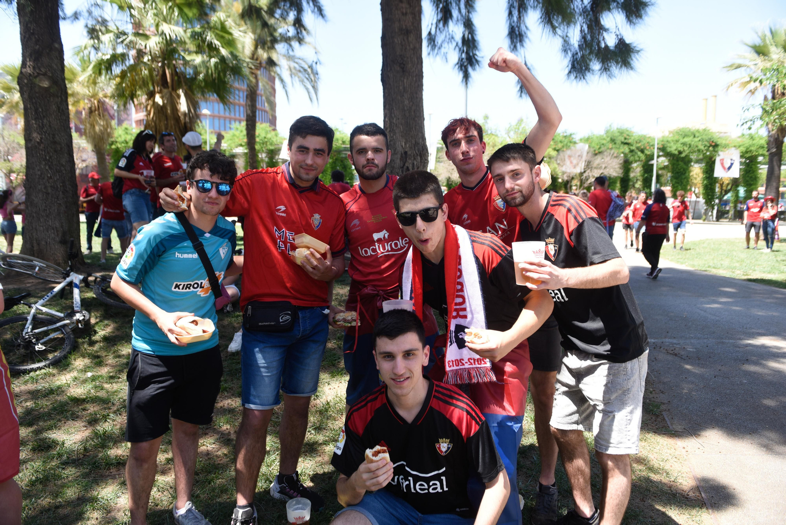 Búscate en la galería gráfica de las aficiones de Osasuna y Real Madrid en Sevilla
