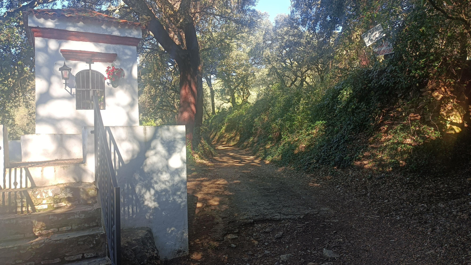 Junto a la ermita parte el camino que nos acercará a Galaroza.