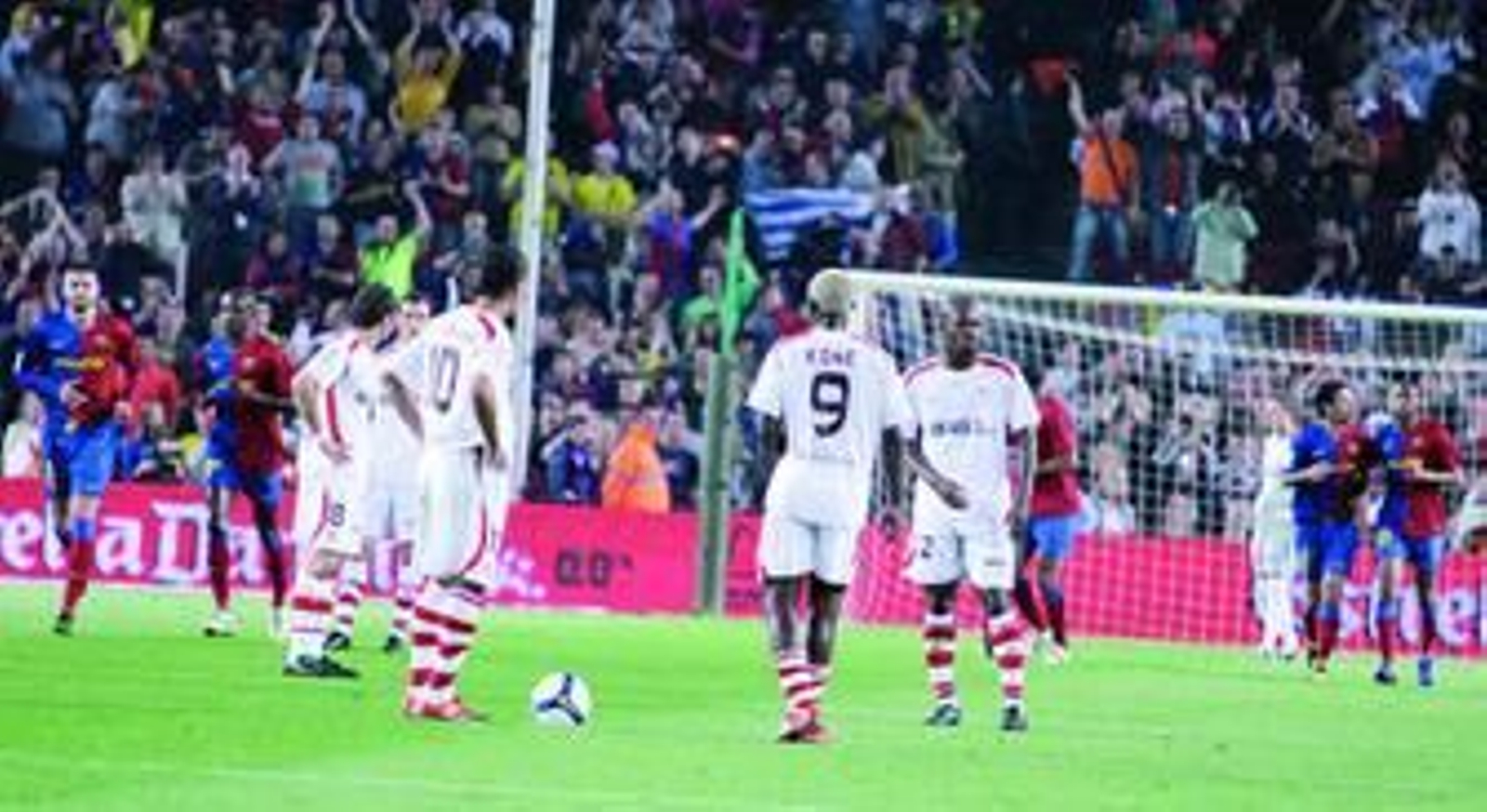 Luis Fabiano, Kone, Maresca, Romaric y Squillaci intentan buscar explicaciones, sin encontrarla, tras el inicio de la debacle sevillista.