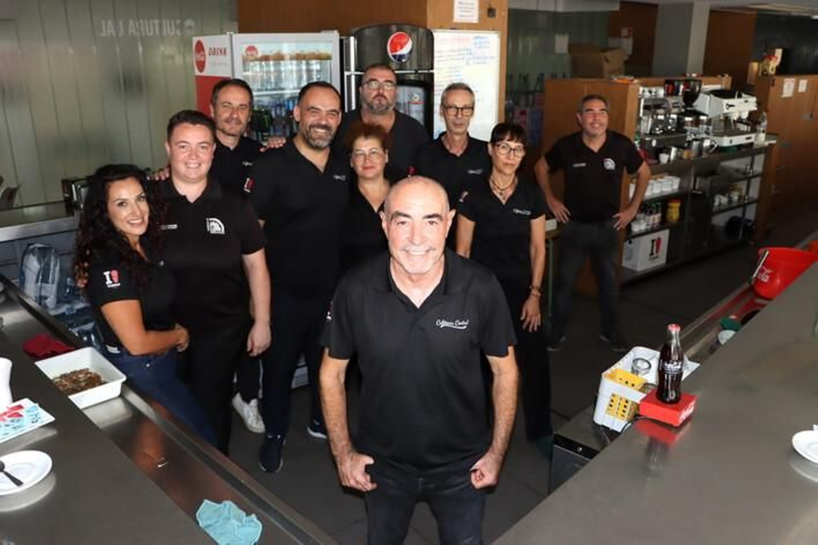 Fernando Mañas junto a su equipo en la 'cafetería central'