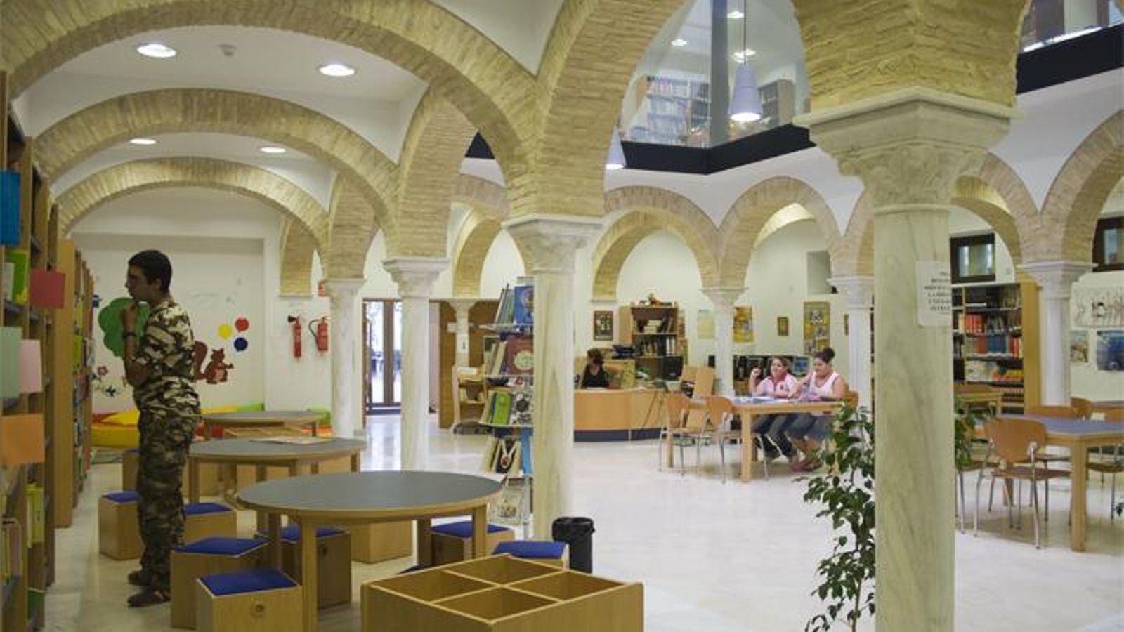 Interior de la Biblioteca Municipal de Sanlúcar.