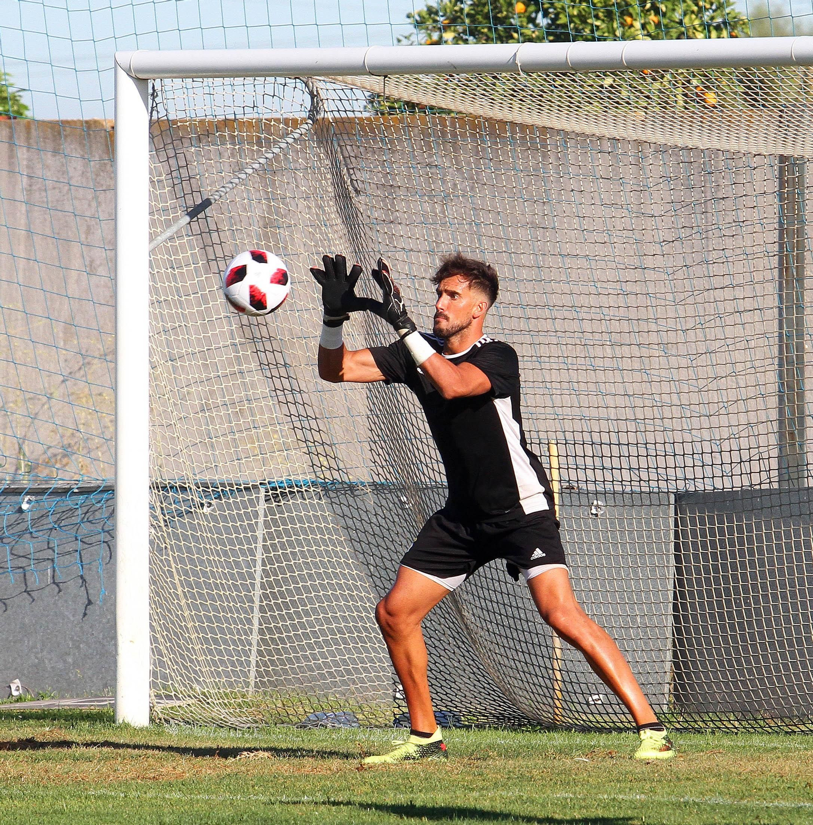 Marc Martínez se dispone a blocar un balón en un entrenamiento.