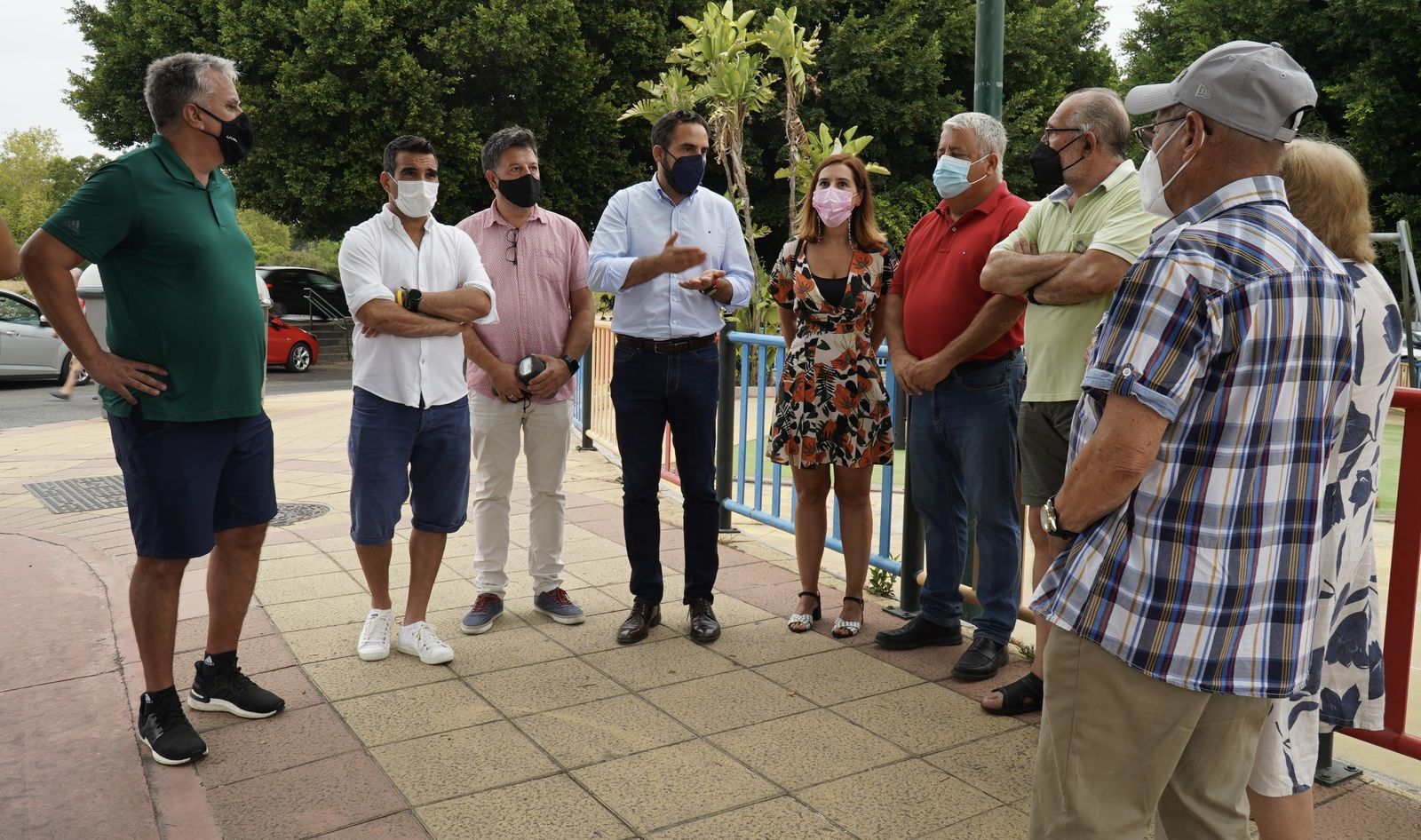 Los socialistas Daniel Pérez, Jorge Quero, Salvador Trujillo y Beatriz Rubiño junto a vecinos de Churriana.