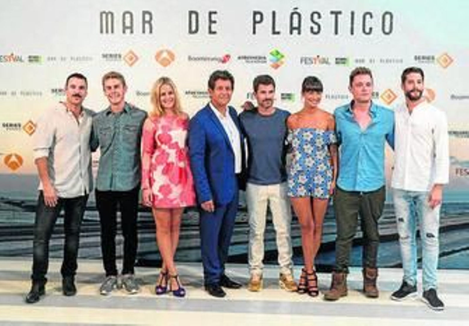 Los protagonistas de la serie ayer en Vitoria.