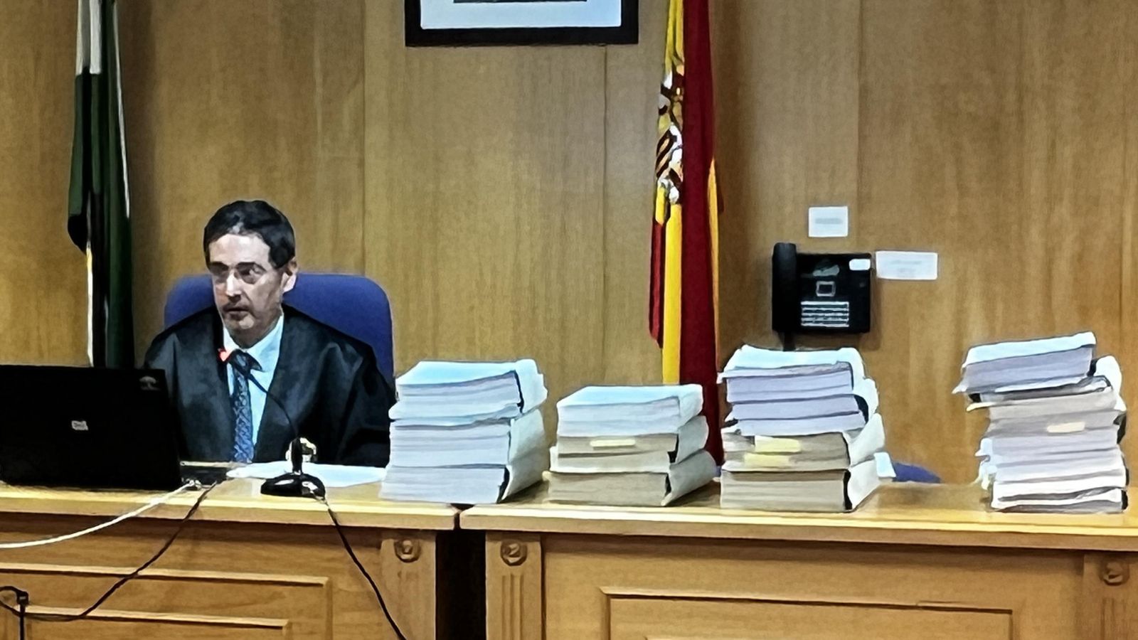 El juez de Primera Instancia 11 de Sevilla, con la abundante documentación de la demanda de la Junta contra Boliden.