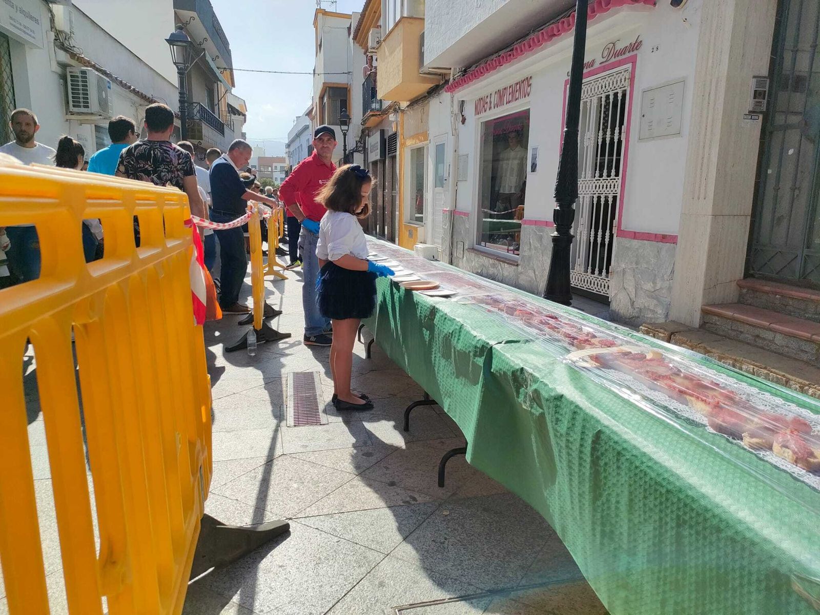 Fotos de la tosta ibérica de más de 150 metros preparada en Los Barrios