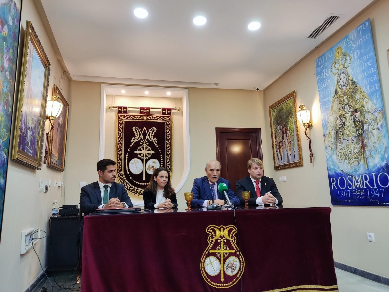 El pregonero de la Juventud, Álvaro Lande (a la izquierda) en el acto de su presentación.