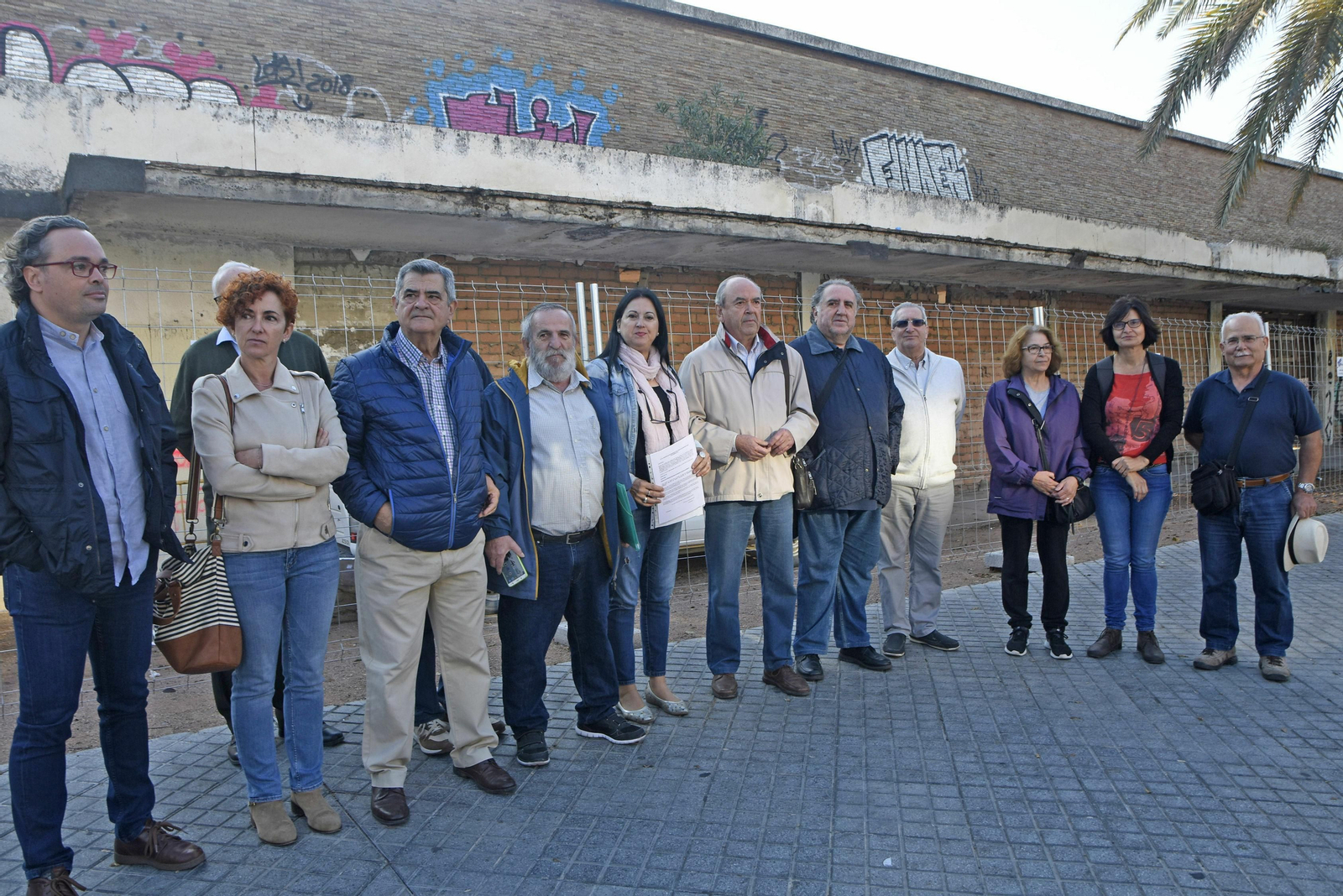 Representantes del Consejo del Distrito Sur, en la demolición del pabellón.