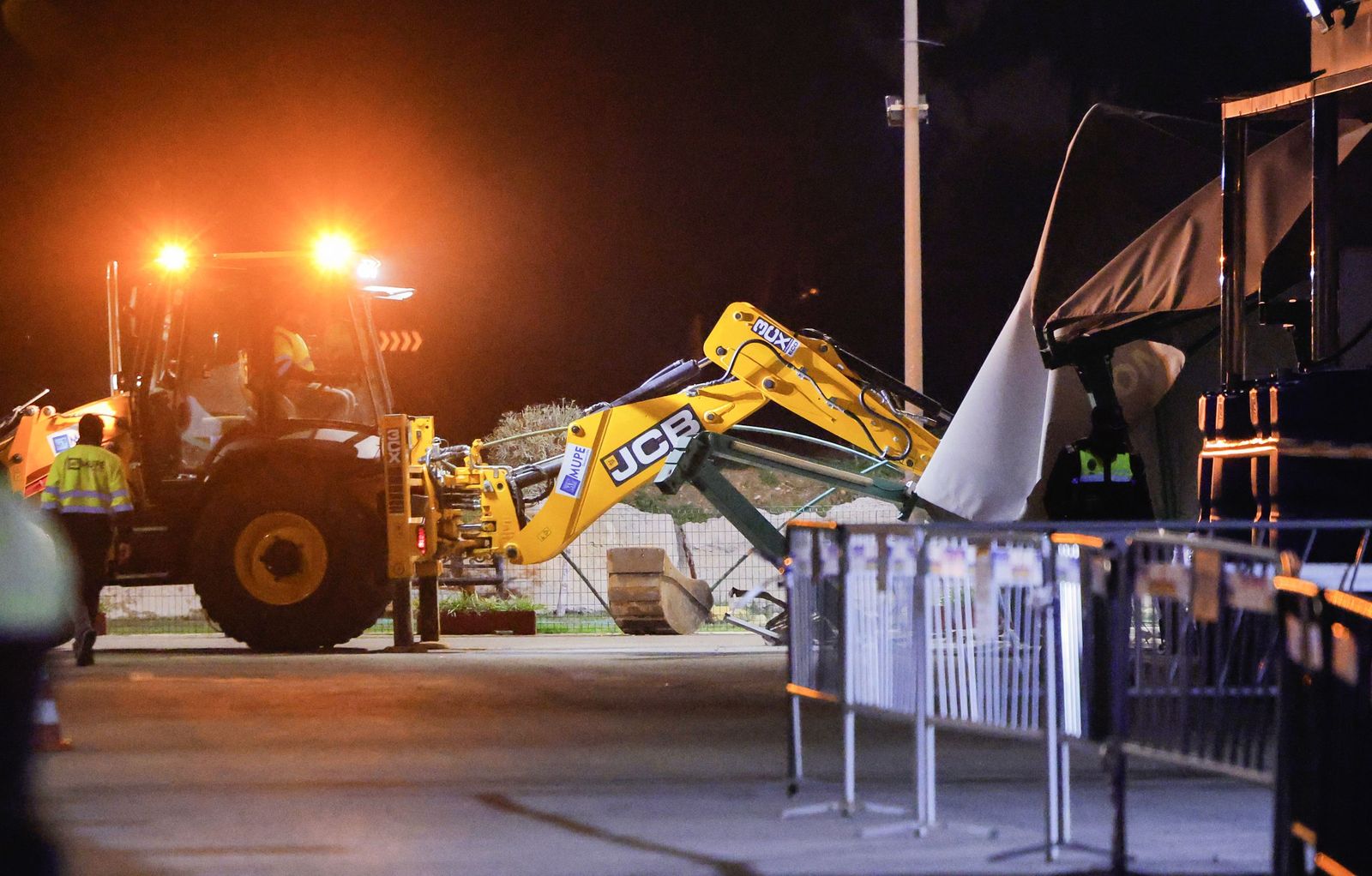 El derribo de la gasolinera de Alcosa, todas las fotos