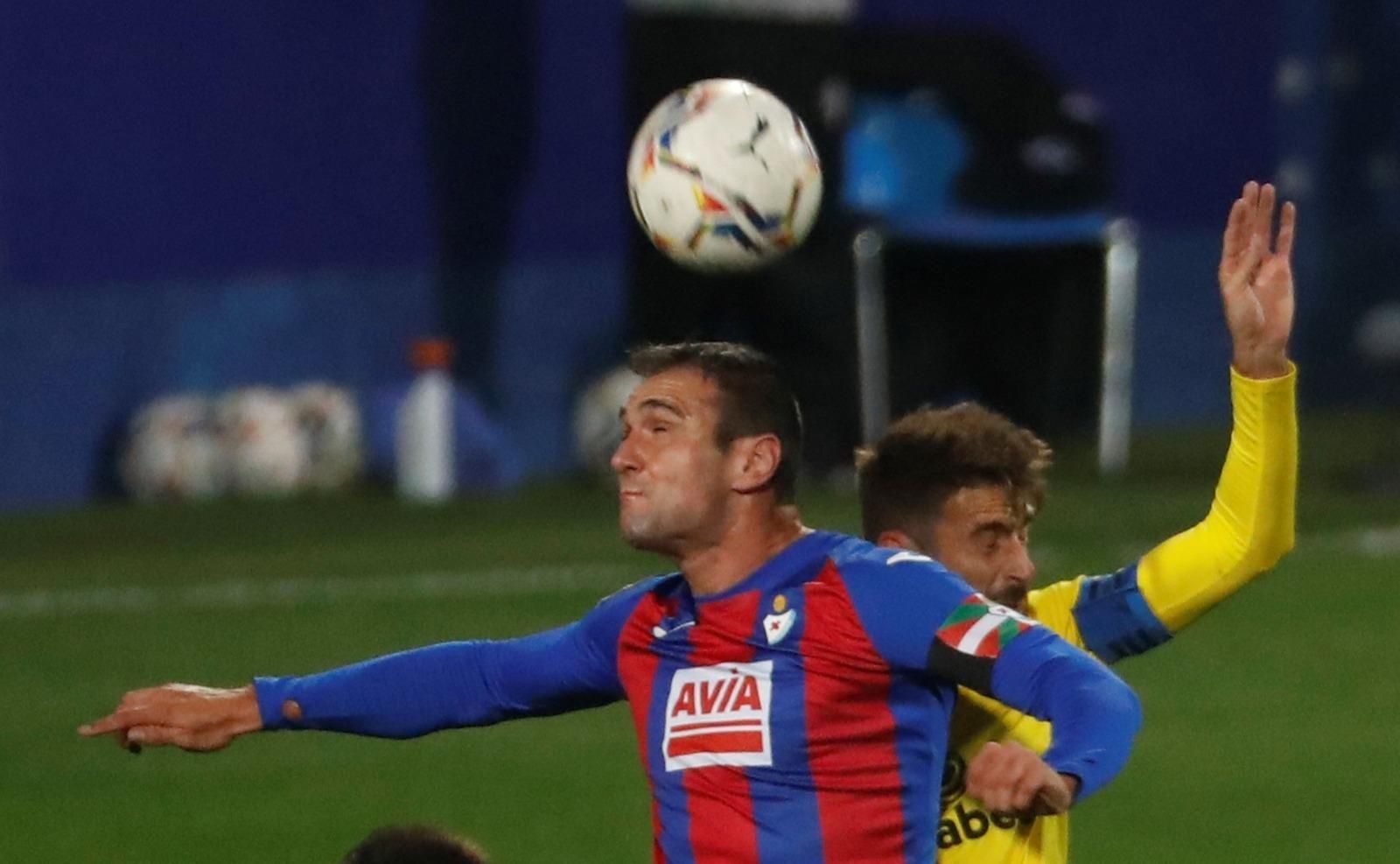 José Mari pugna con un rival en un balón por alto.