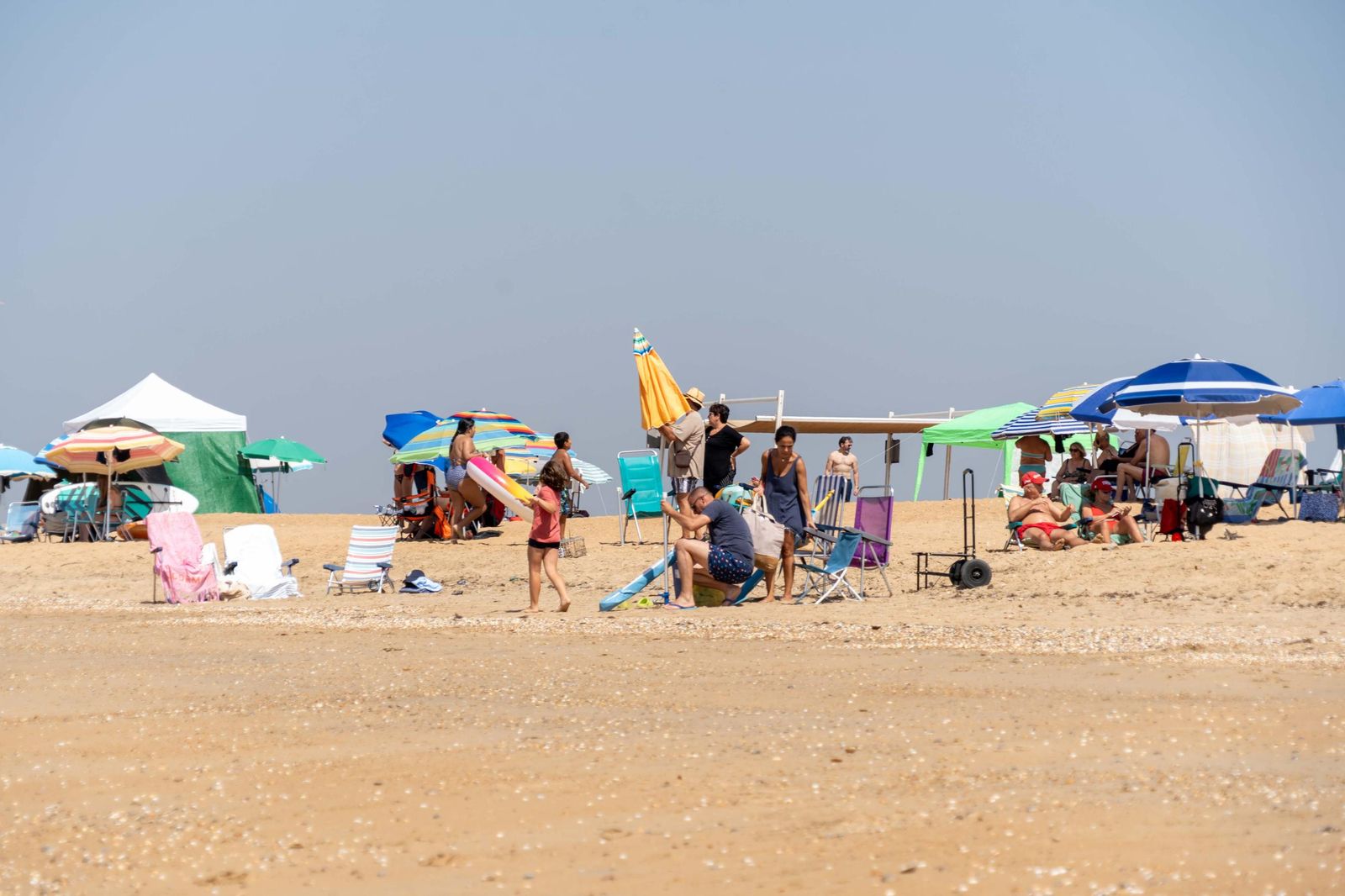 Una mañana de domingo en El Espigón, la playa de Huelva capital.