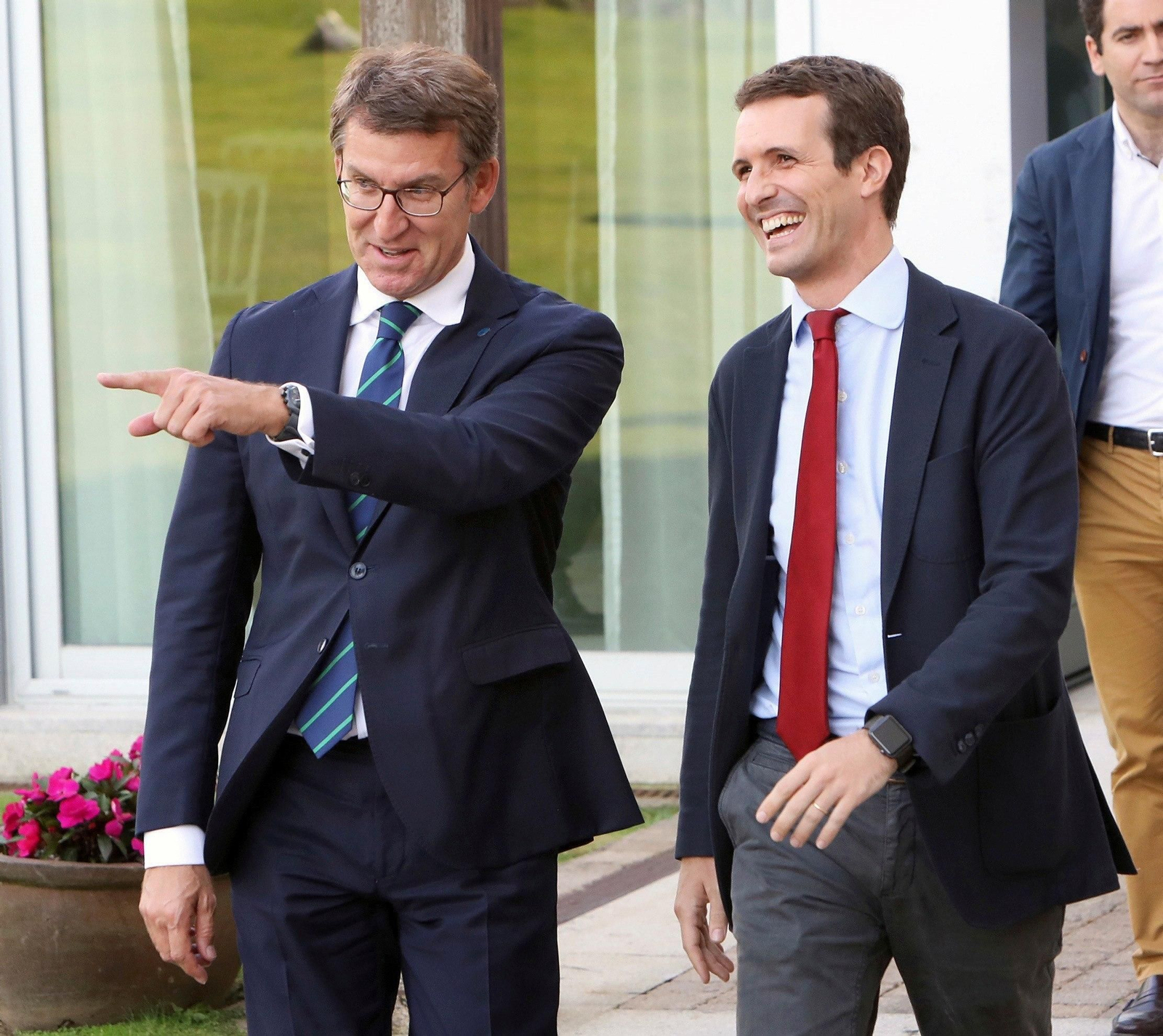Alberto Núñez Feijóo y Pablo Casado charlan ayer en Santiago de Compostela.