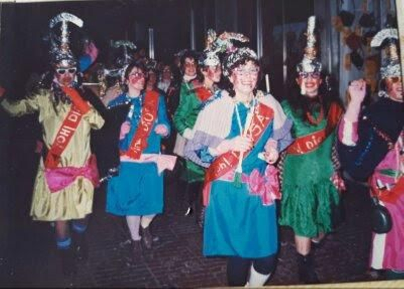 Fotos históricas de la primera chirigota callejera realizada por mujeres