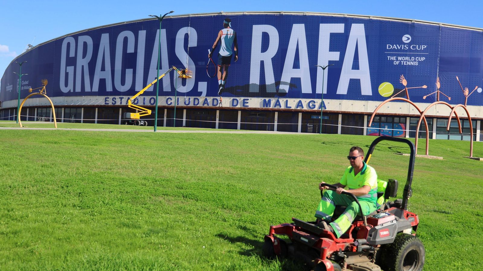 La pancarta de homenaje a Rafa Nadal en el Ciudad de Málaga, en imágenes