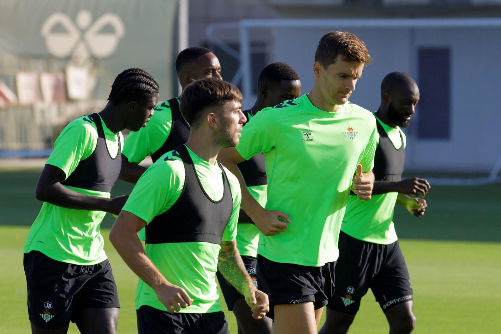 Diego Llorente dialoga con Iker Losada en un momento de la última sesión de trabajo del Betis en la ciudad deportiva. Diego Llorente dialoga con Iker Losada en un momento de la última sesión de trabajo del Betis en la ciudad deportiva.