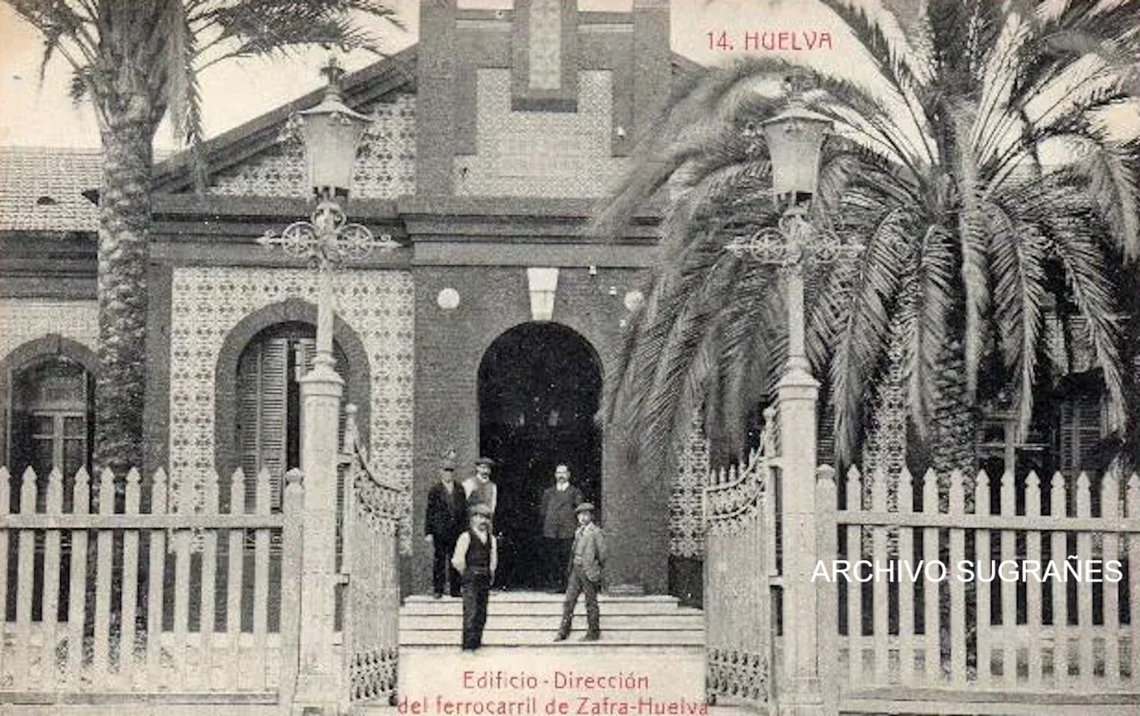 Antigua postal en el la que se aprecia las farollas junto a la valla.