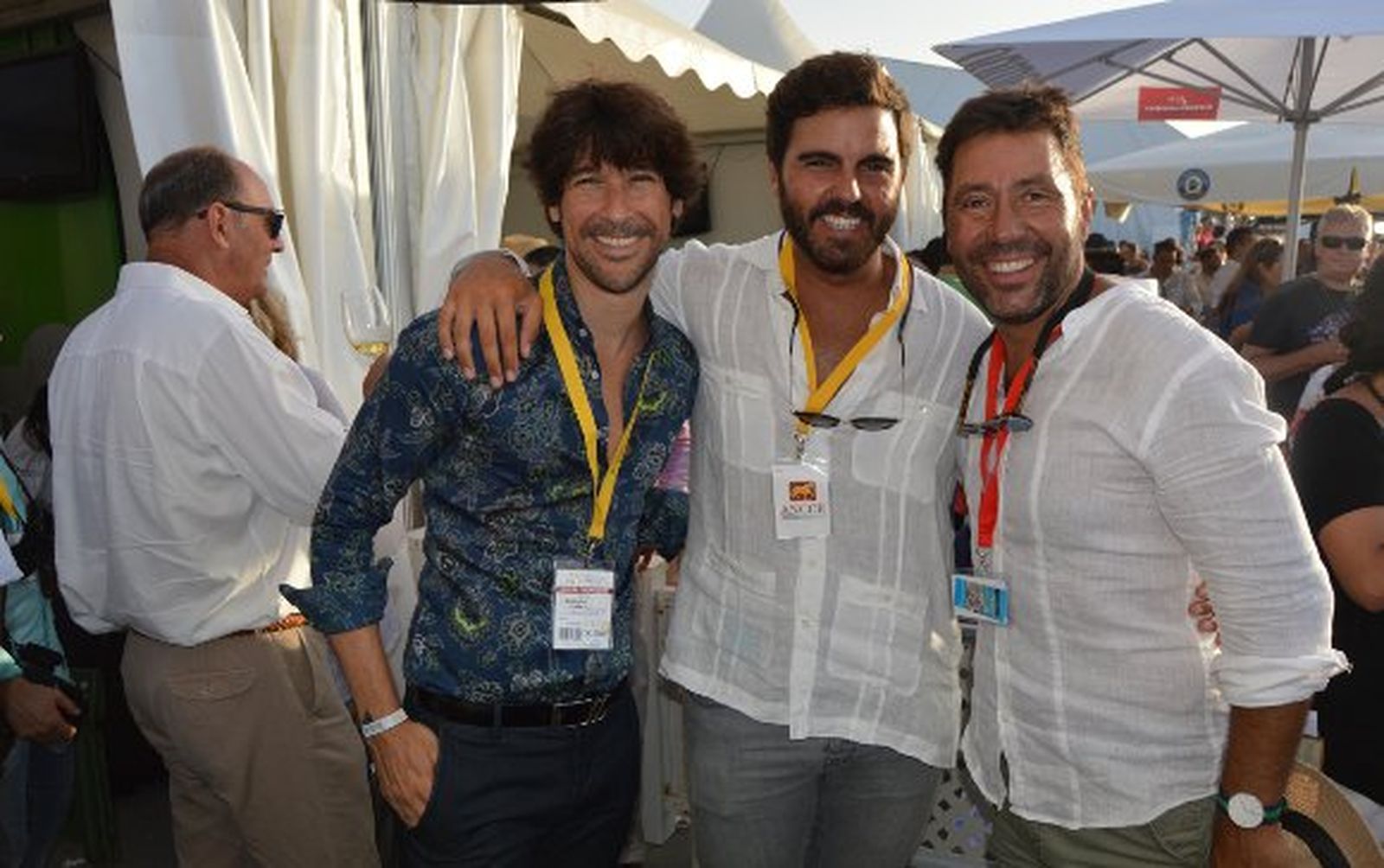 El cantante Manolo Lombo con los periodistas Mario Niebla y Pepe Da Rosa, en el palco de la Sociedad de Carreras.  Foto: Ignacio Casas de Ciria