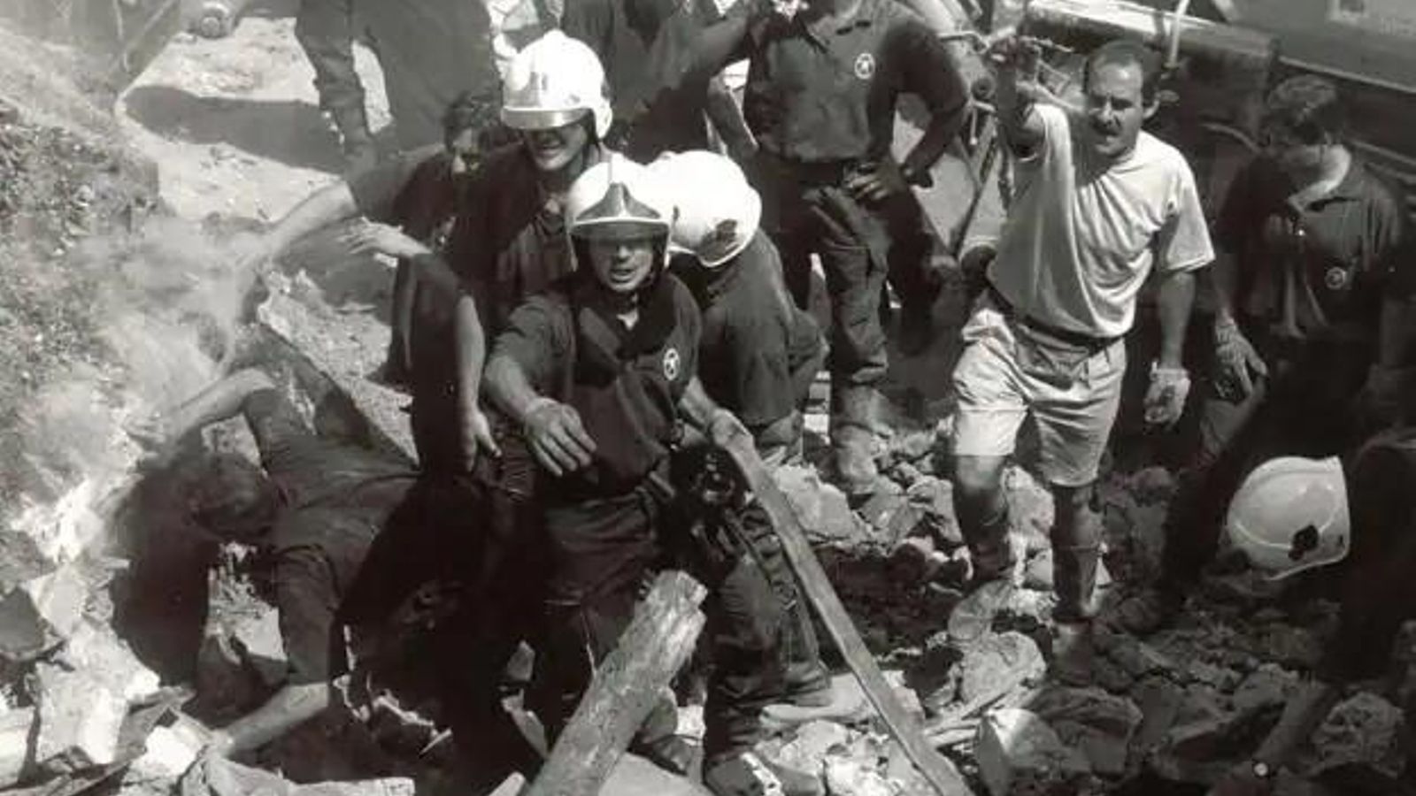 Bomberos intentan sacar a sus compañeros de las ruinas_