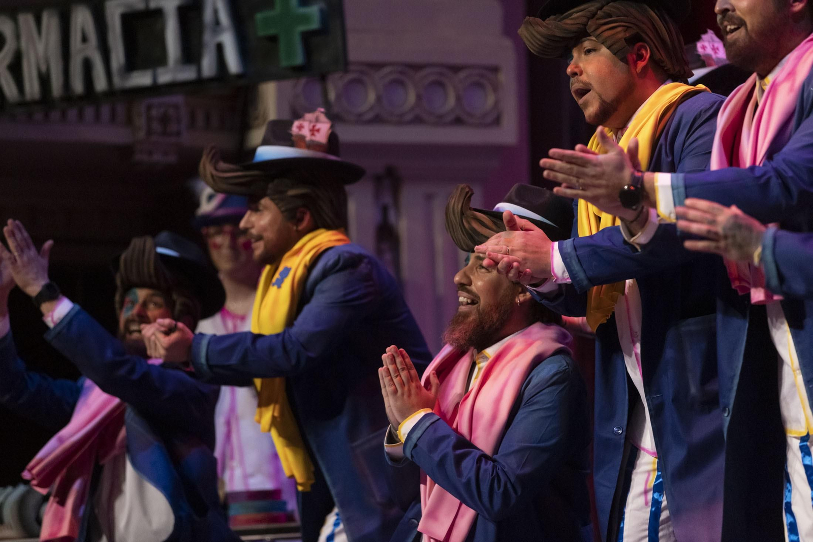 Imágenes de la actuación de la murga de Huelva 'Los derrotaos (Una comparsa reconvertía...)' en el Carnaval Colombino