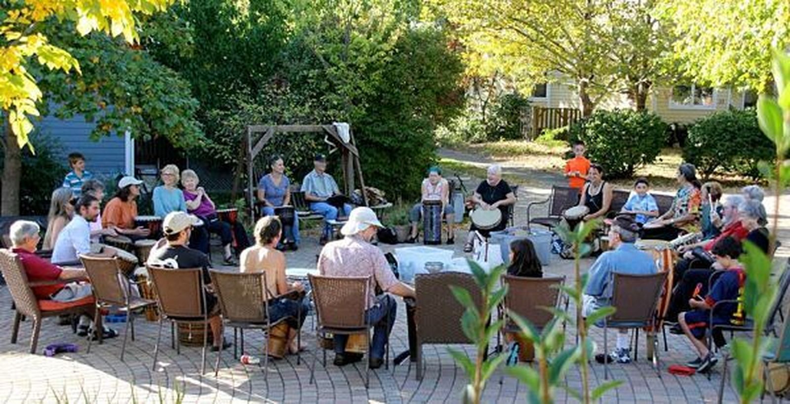 Imagen de un grupo de personas que viven en cohousing