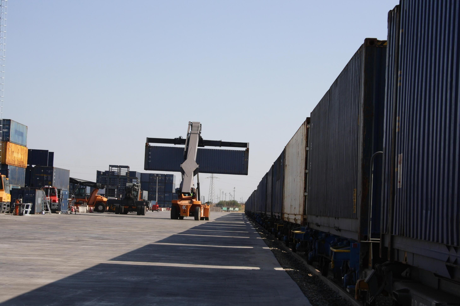 Operaciones de carga en el área de Majarabique gestionada por el Puerto de Huelva.