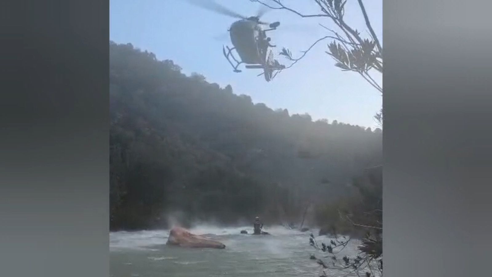 Efectivos de la Guardia Civil participan en el rescate.