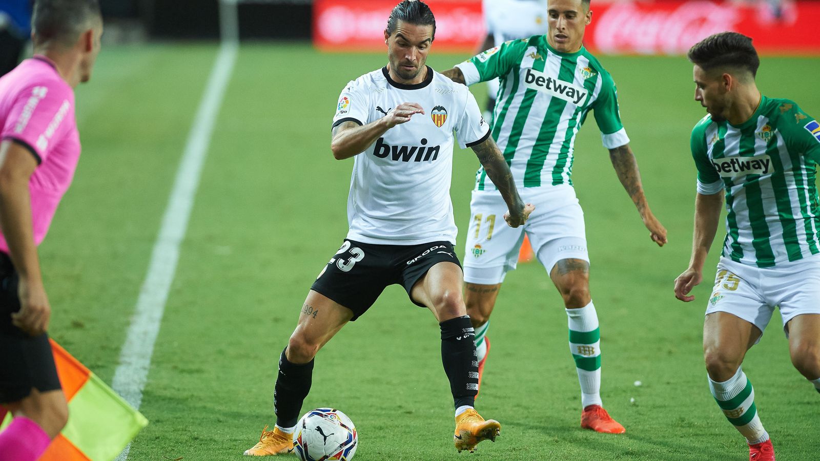 Jason controla el balón ante Álex Moreno y Tello.