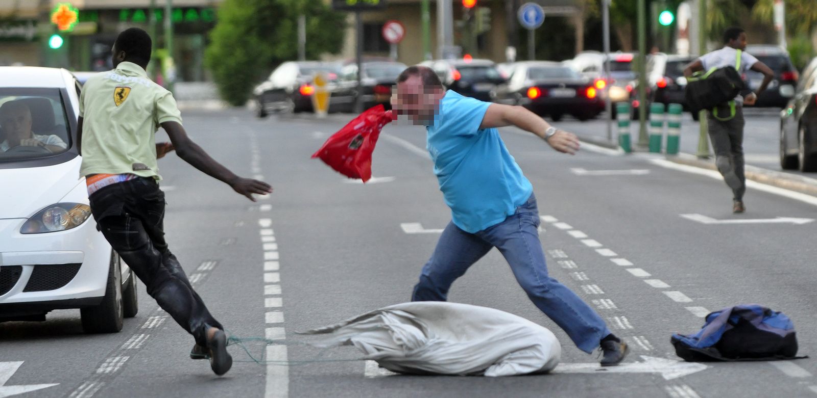 Un agente de la Policía Local persigue a un mantero en mitad de la avenida Luis de Morales, en otra operación contra la venta ambulante en Nervión.