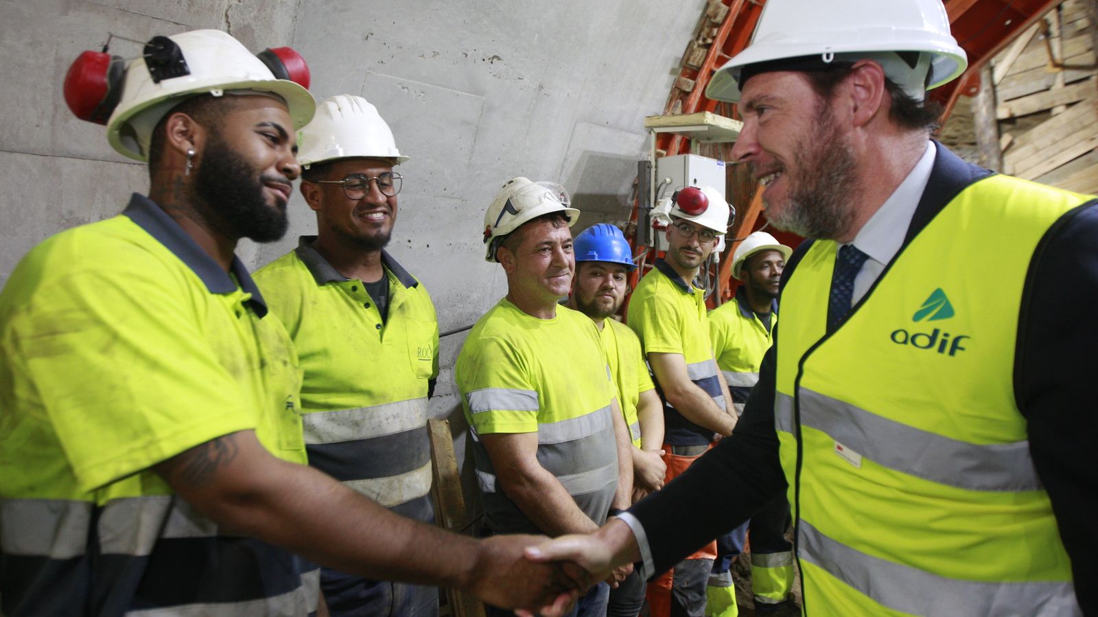 El ministro saludando a los trabajadores