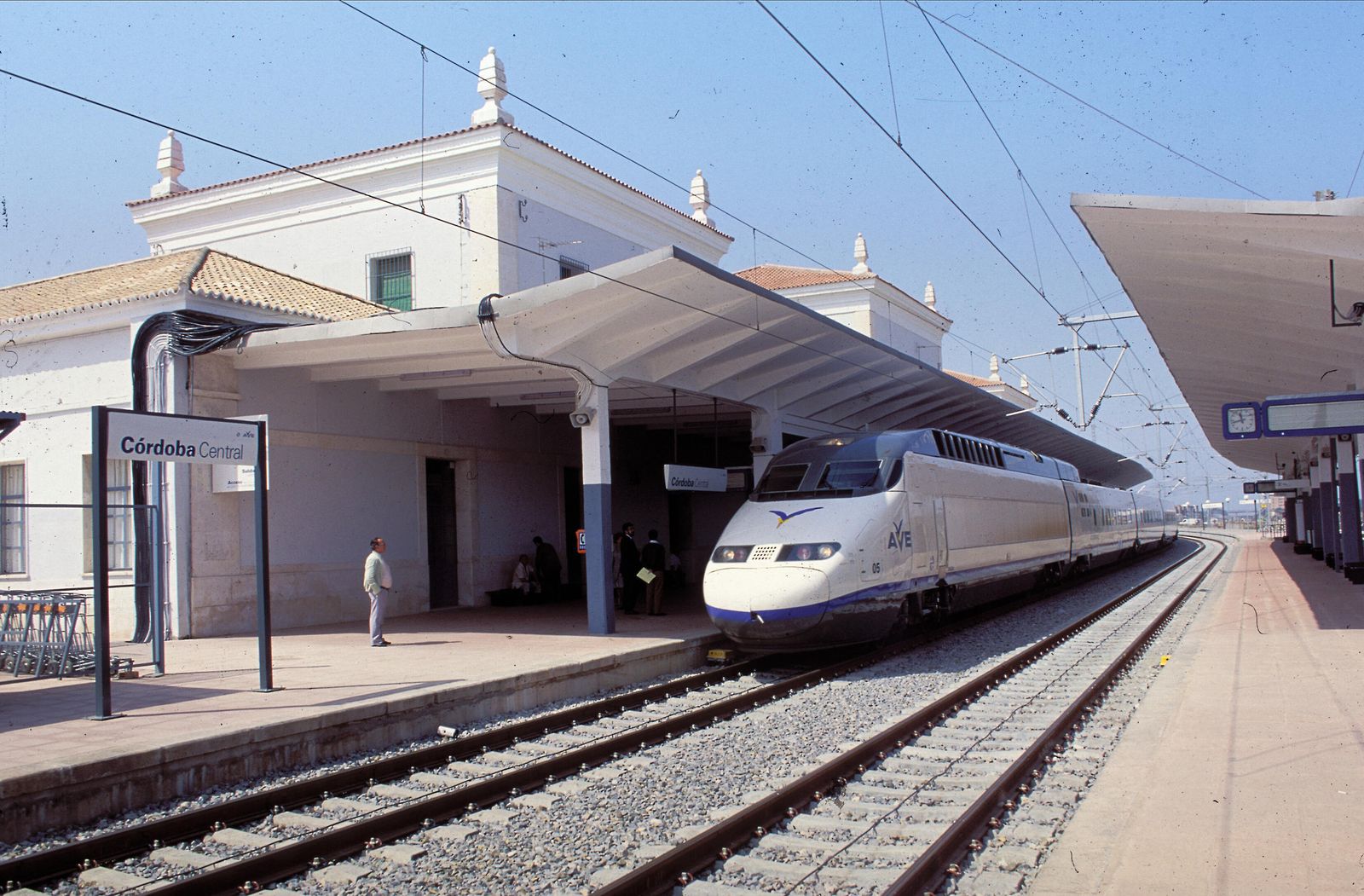 Uno de los primeros trenes AVE en llegar a la antigua estación Córdoba Central.