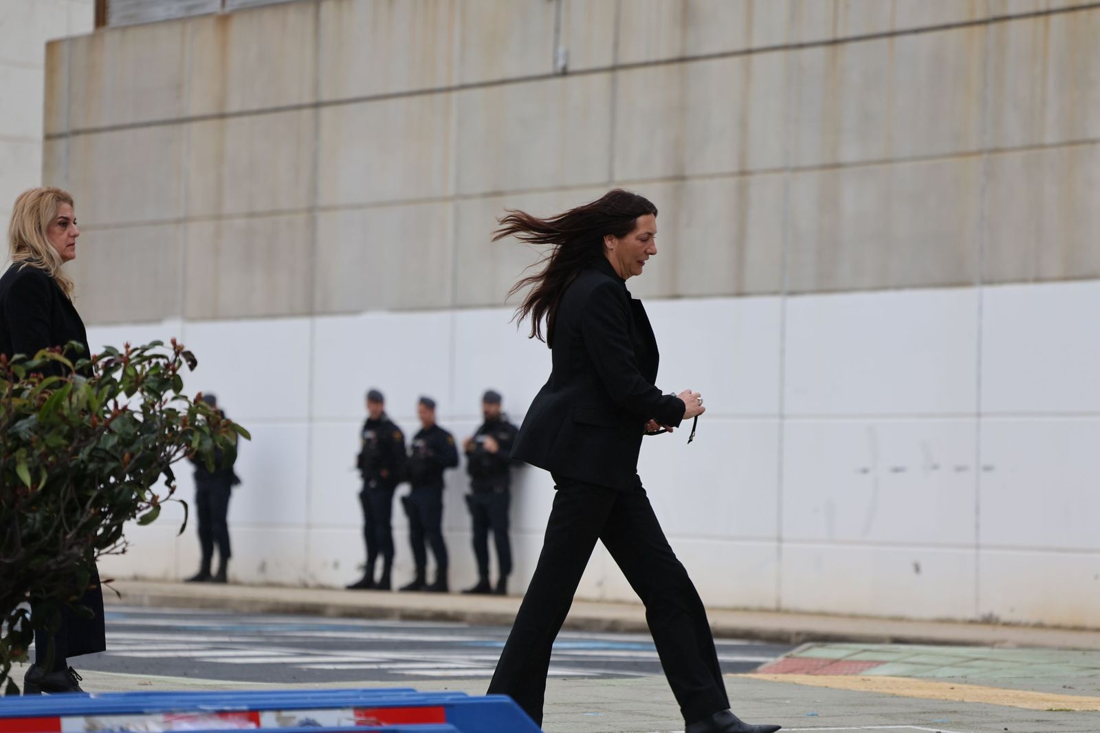 Fotografías de la llegada de Juanma Moreno, Feijóo y todas las autoridades al funeral por las víctimas de Adamuz en Huelva
