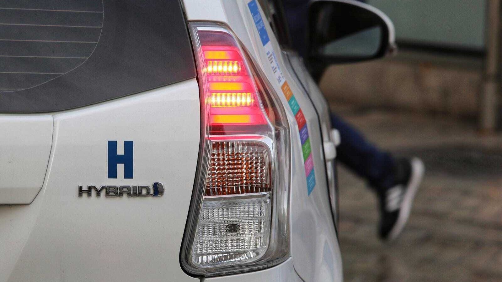 Primer plano de la parte trasera de un vehículo híbrido.