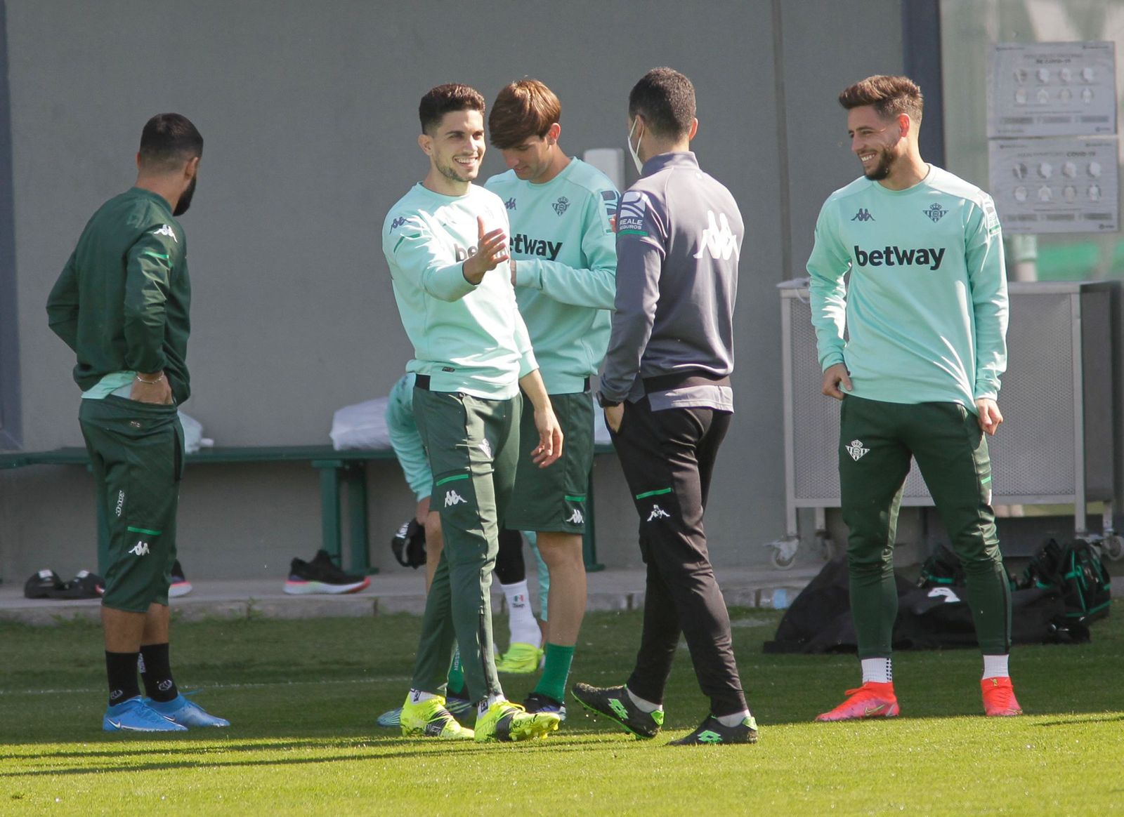 Bartra, sonriente, en un entrenamiento.