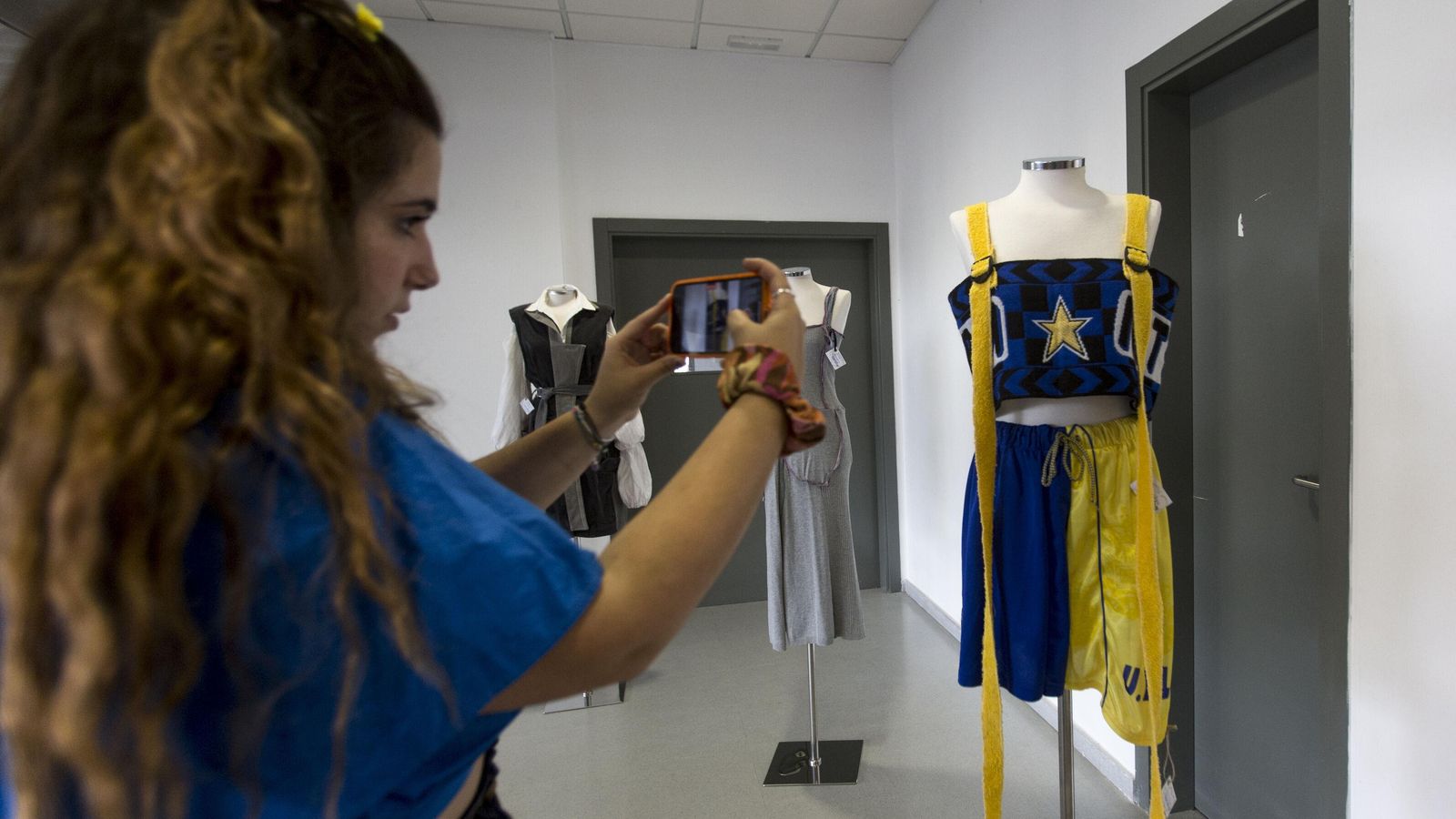 Algunos de los modelos confeccionados con ropa reciclada por las estudiantes de la Escuela de Arte.