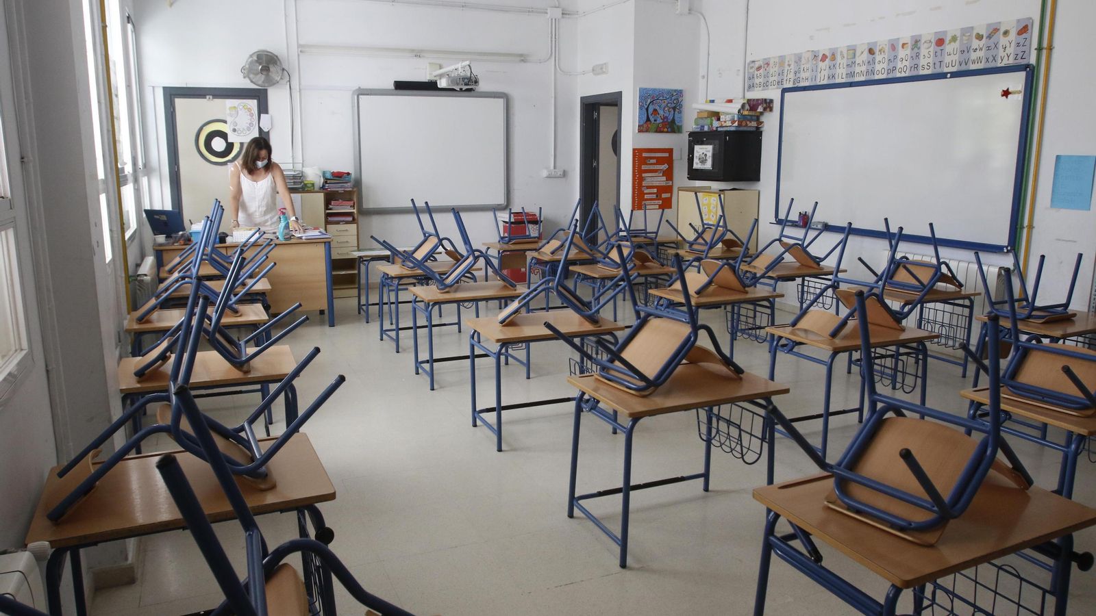 Una profesional de enseñanza en un aula de Primaria del Salvador Vinuesa.
