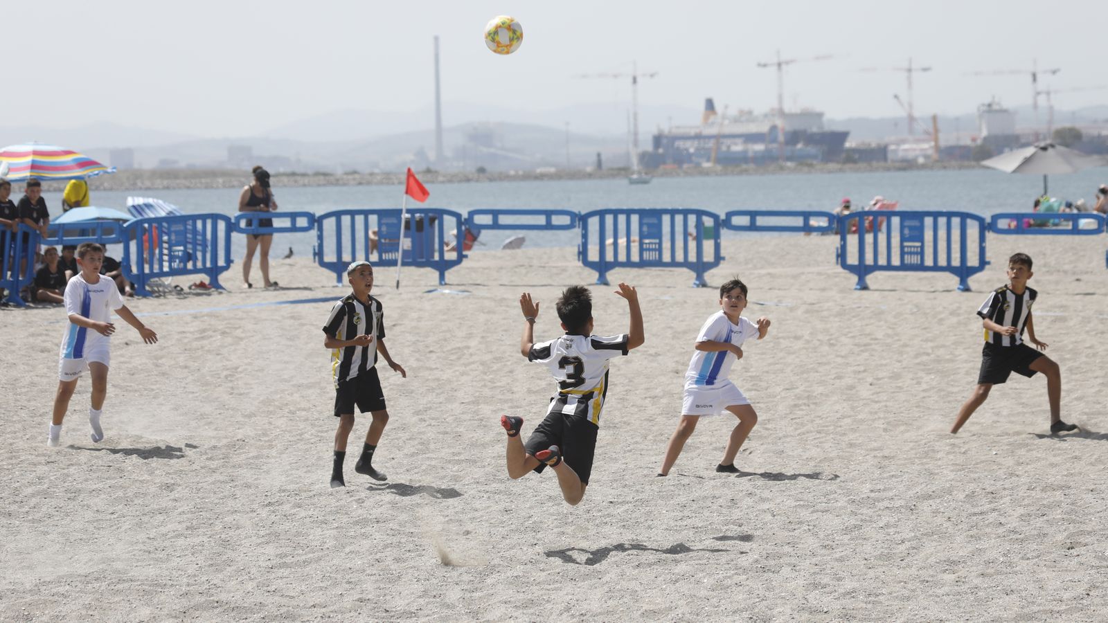 Las fotos de la III Copa Provincial de fútbol playa Ciudad de La Línea