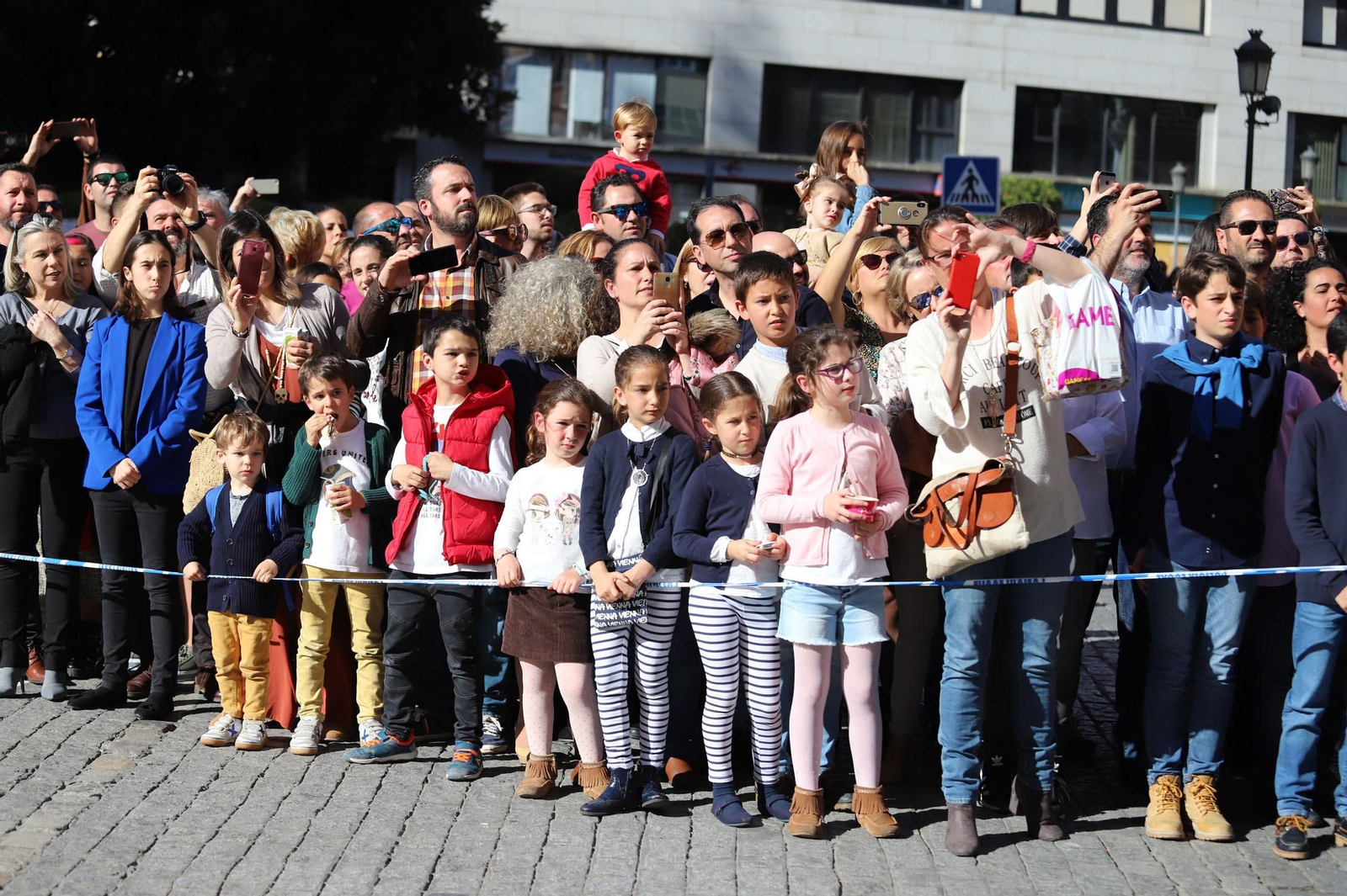 Ambiente  para recibir a la Legión en las calles de Huelva