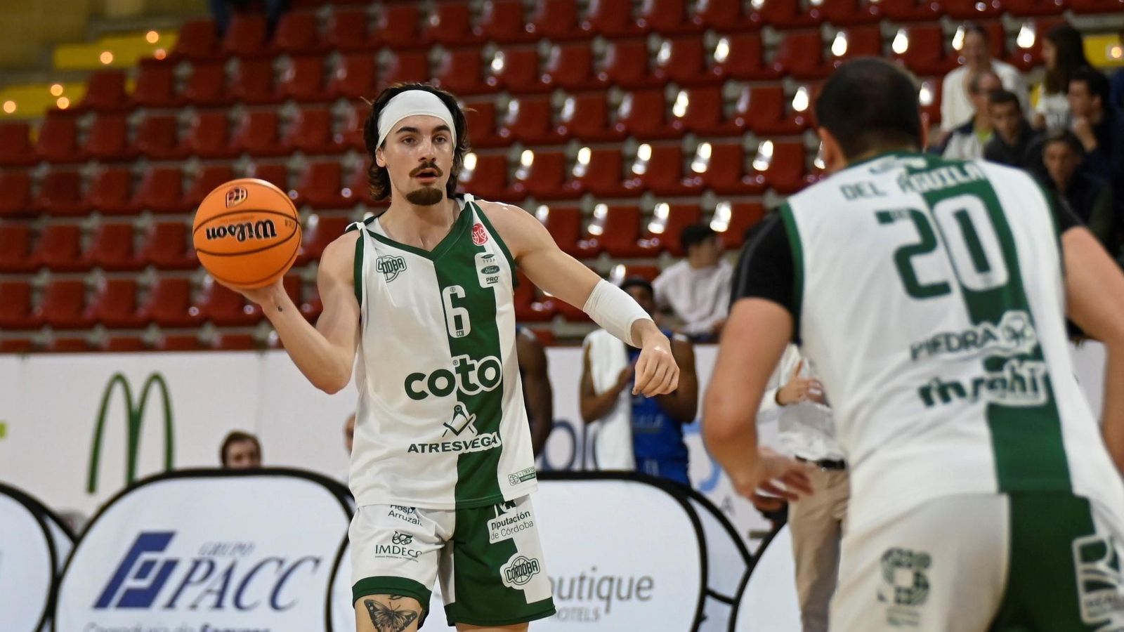 Tanguy Touzé pasa el balón en un partido del Coto Córdoba en Vista Alegre.