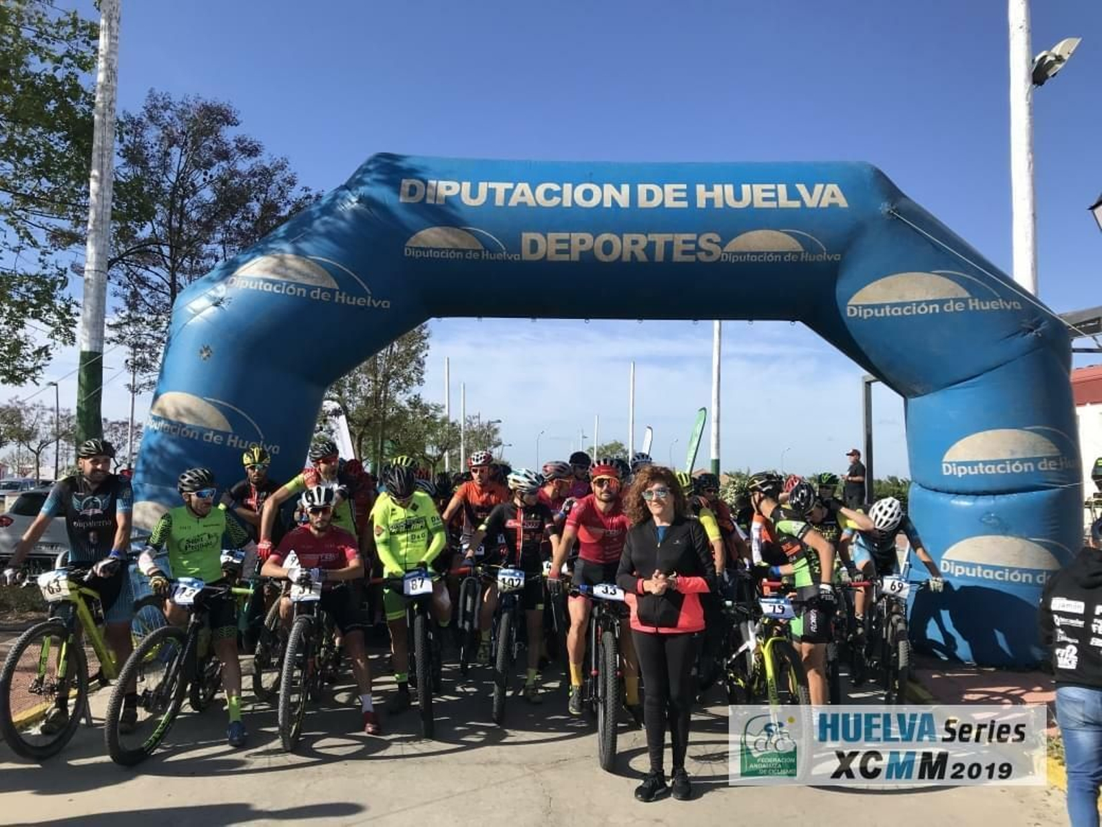 Varios de los ciclistas participantes en la prueba celebrada en Villanueva de los Castillejos.