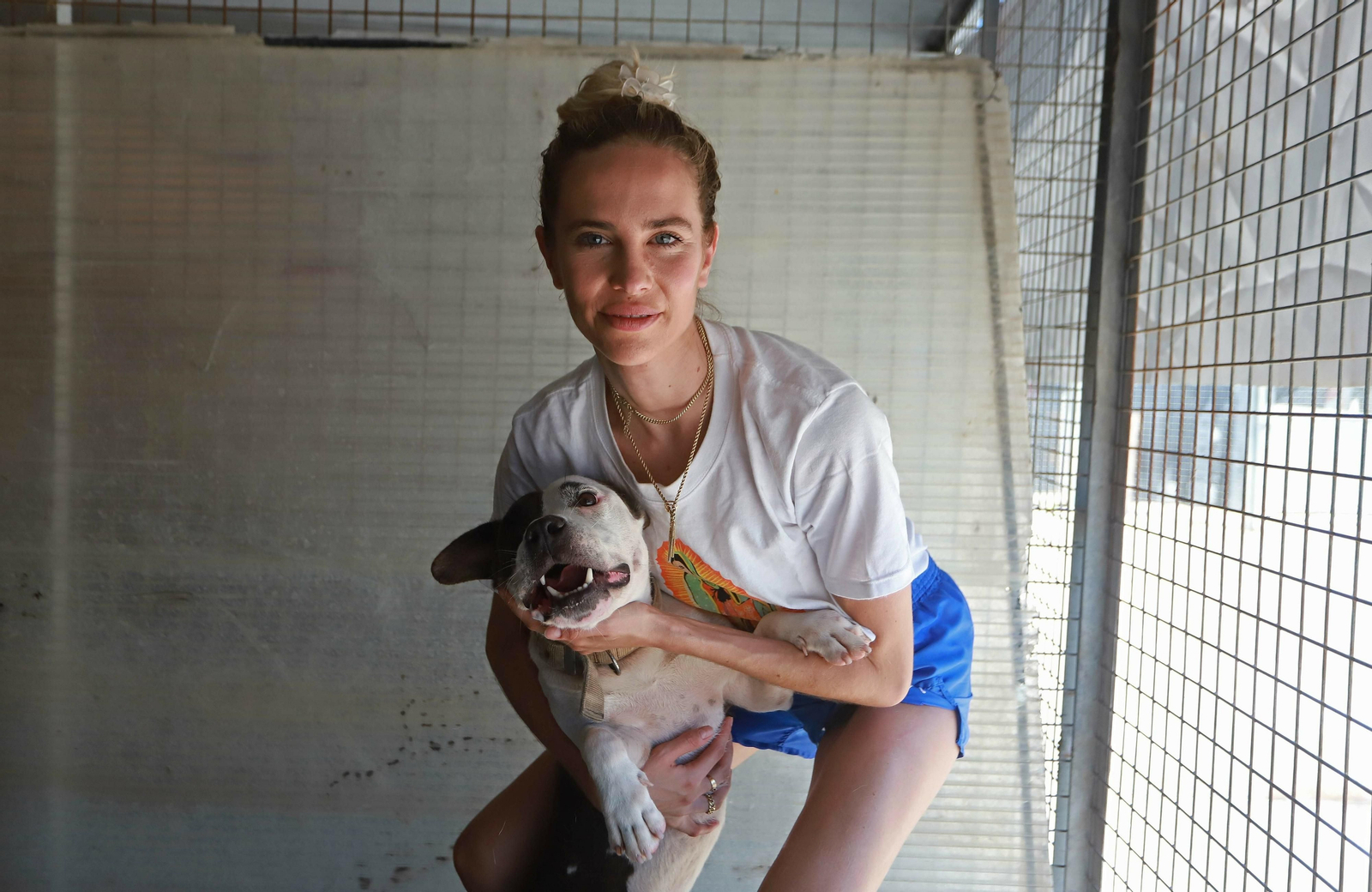 Brisa Fenoy con uno de los perros cuya adopción promueve SOS PPP Los Barrios.