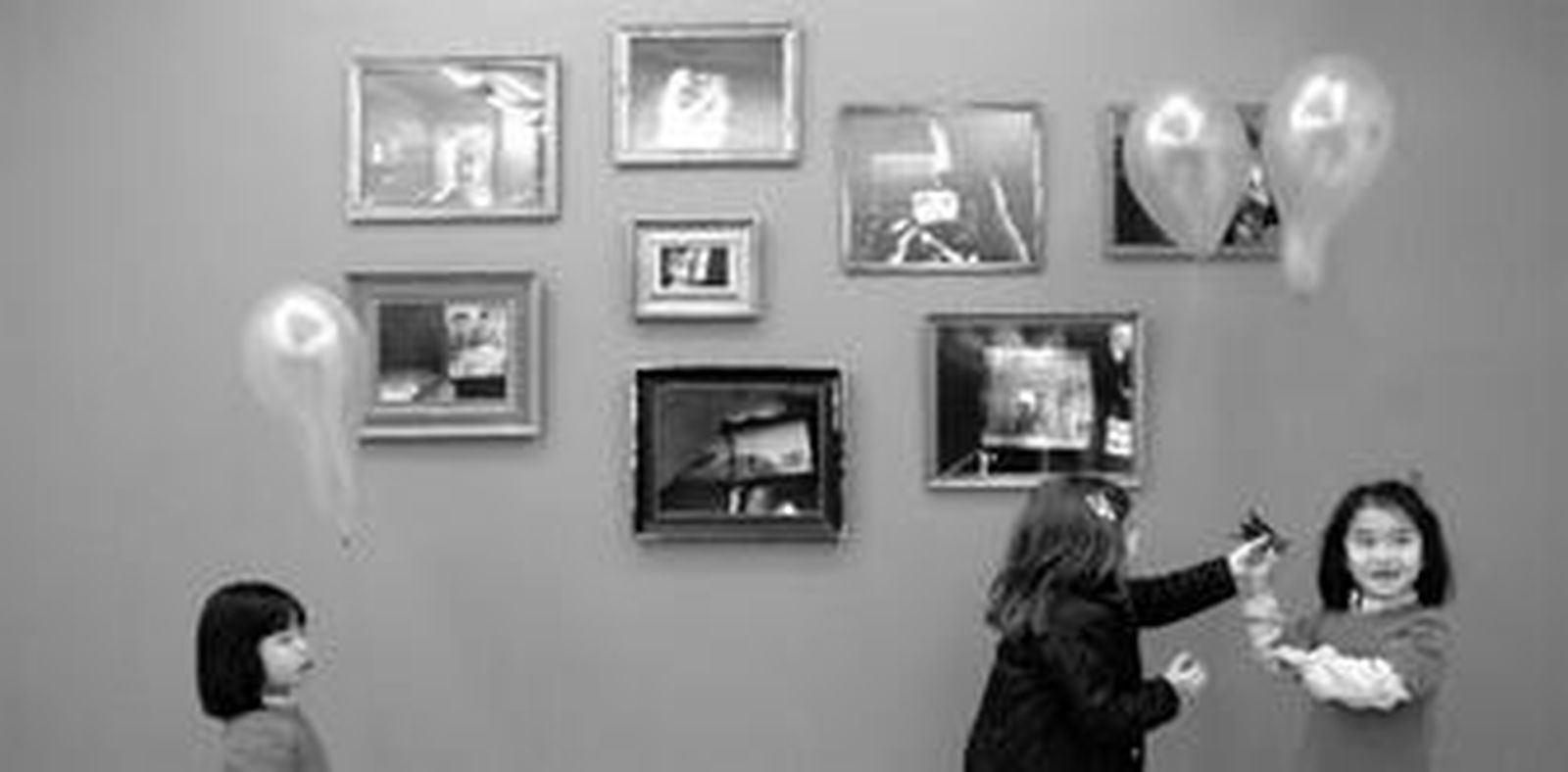 Algunas de las obras de la exposición de Miguel Romero 'Negativos/Negatives', ayer en la fotogalería de la Ufca.