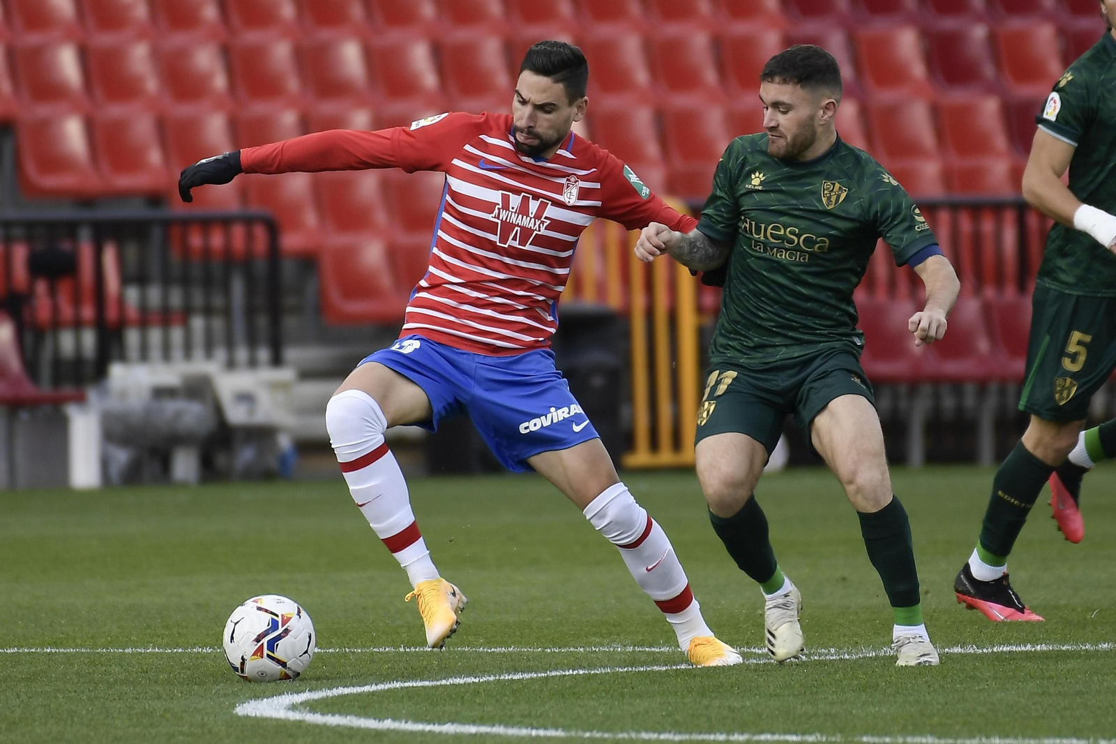 Antonio Puertas protege el balón ante un rival