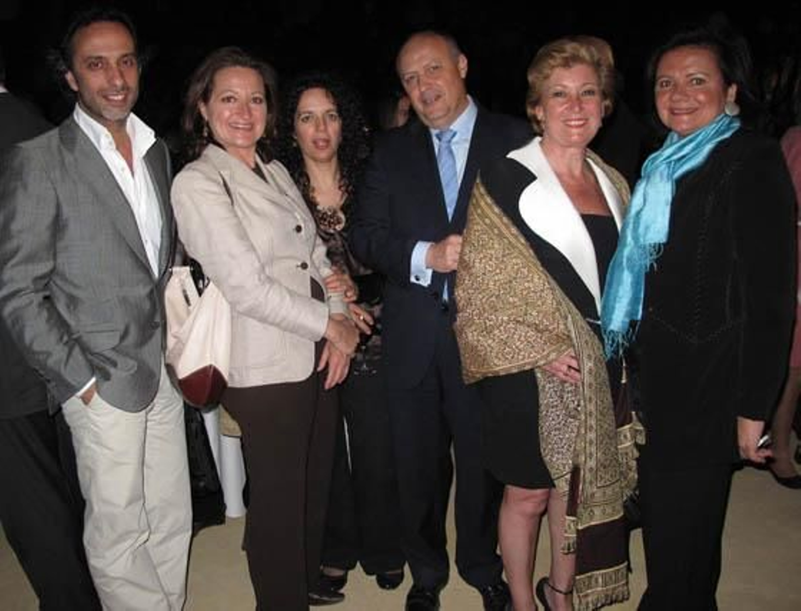 Los diseñadores Manolo Giraldo, María Ramos y Victoria Fuello (joyas); Paco Molina, presidente de Aecon, y las diseñadoras de moda flamenca Luchi Cabrera y Pilar Vera, presidenta de Mof&Art.

Foto: Victoria Ramírez